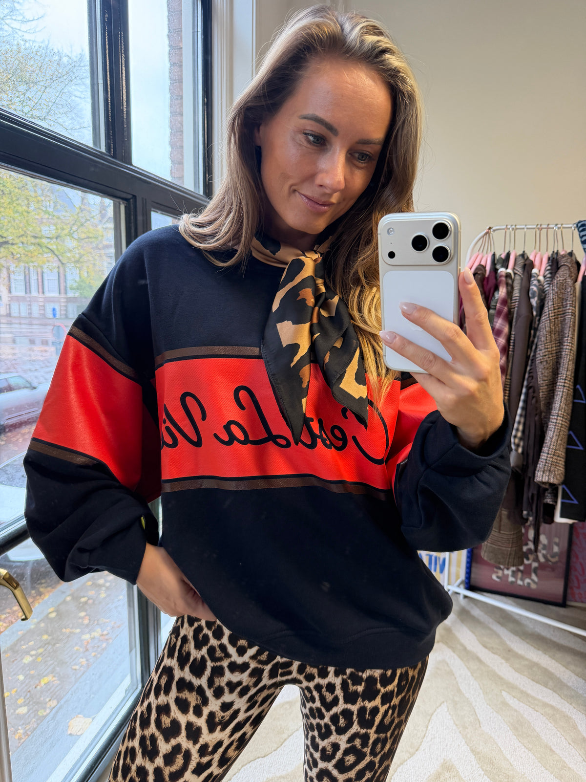 C’EST LA VIE SWEATER DONKERBLAUW