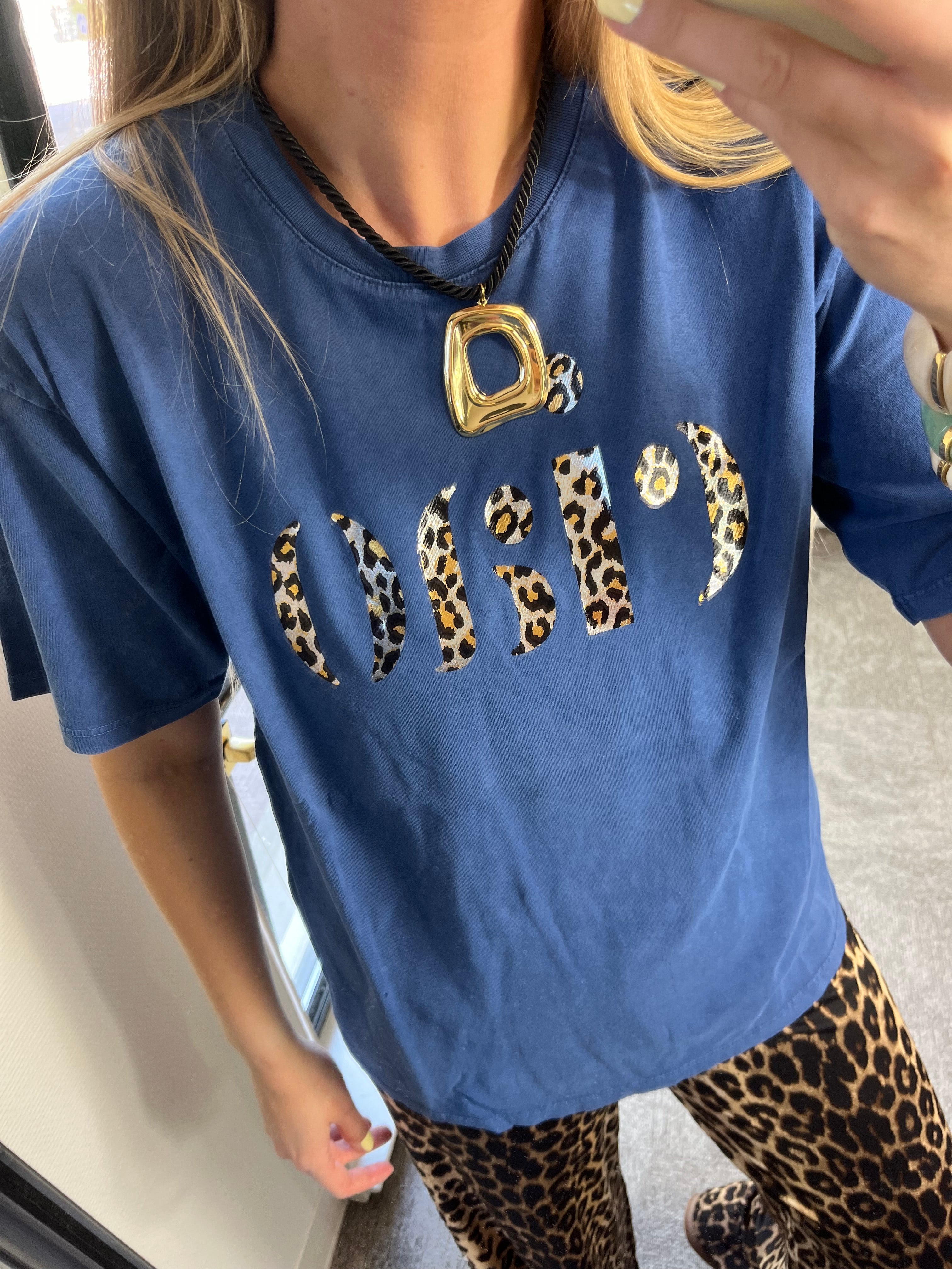 T-SHIRT MET PANTER TEKST
