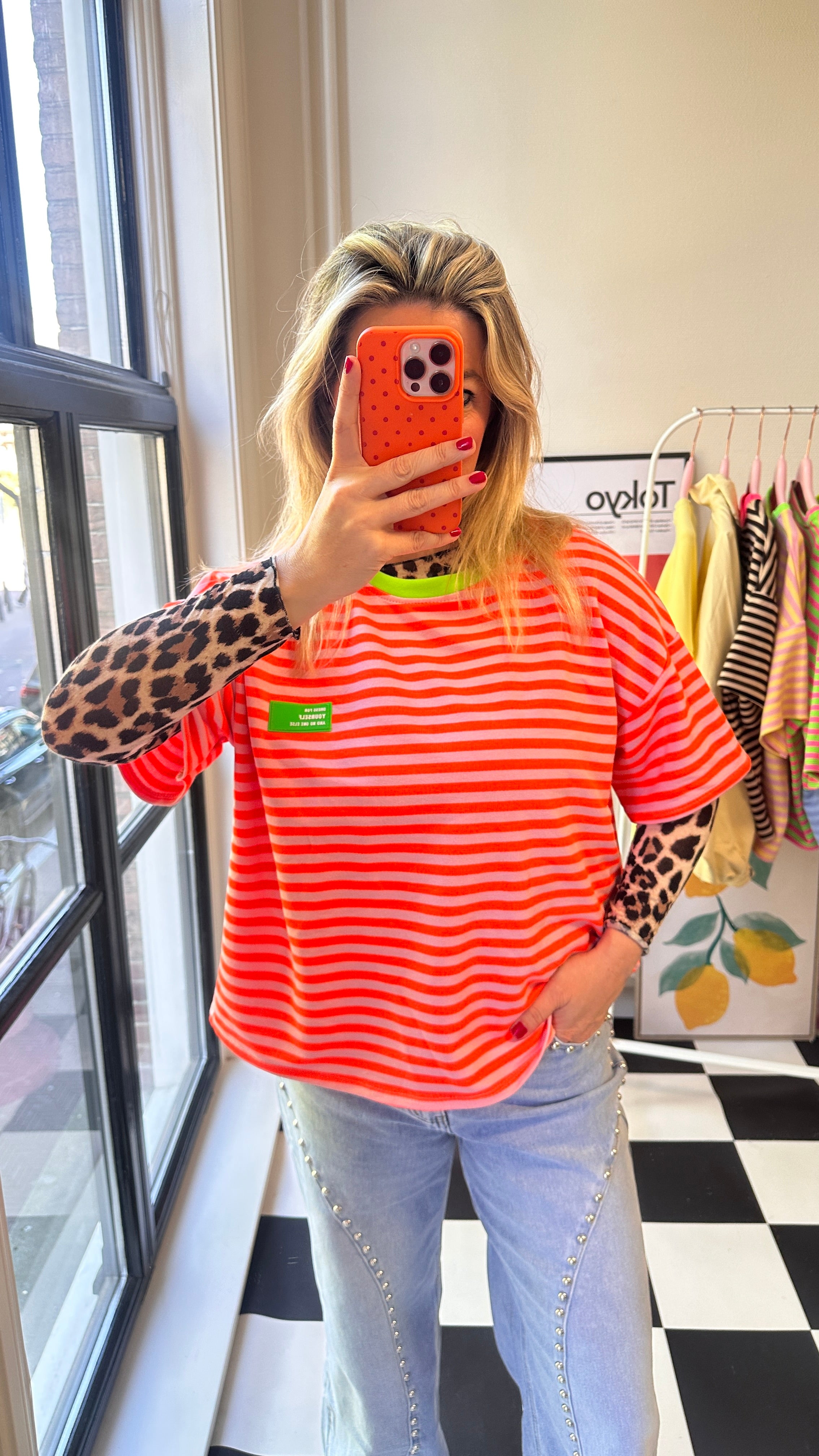 GESTREEPT ORANJE/ROZE T-SHIRT MET NEON GROENE DETAILS