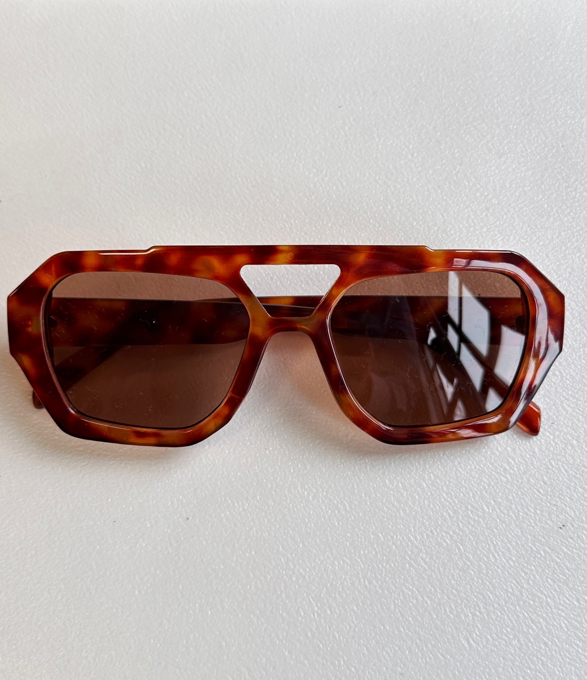 MUSTHAVE PANTER ZONNEBRIL LICHTE KLEUR