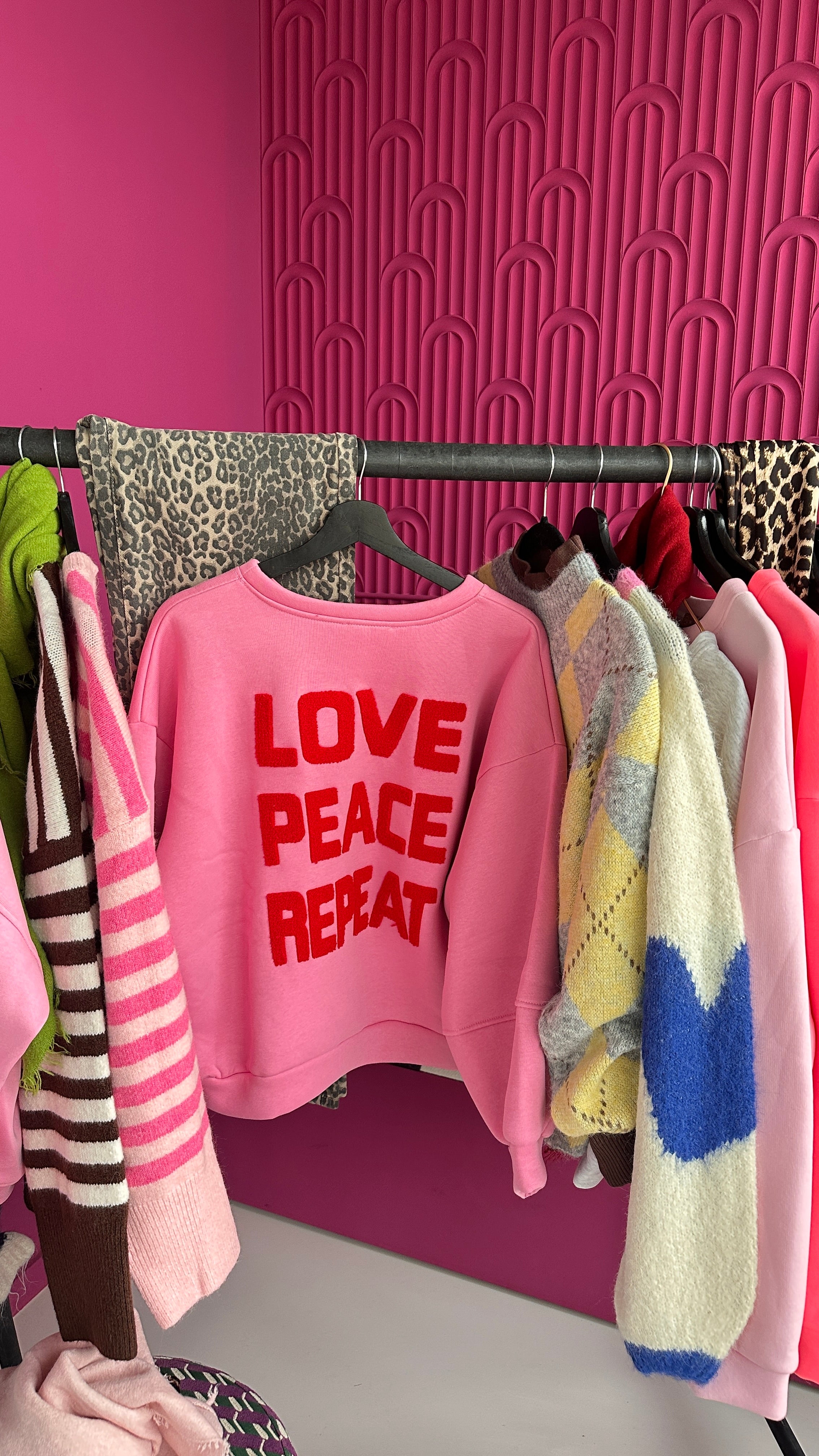 LIEN MUSTHAVE SWEATER LOVE ROZE