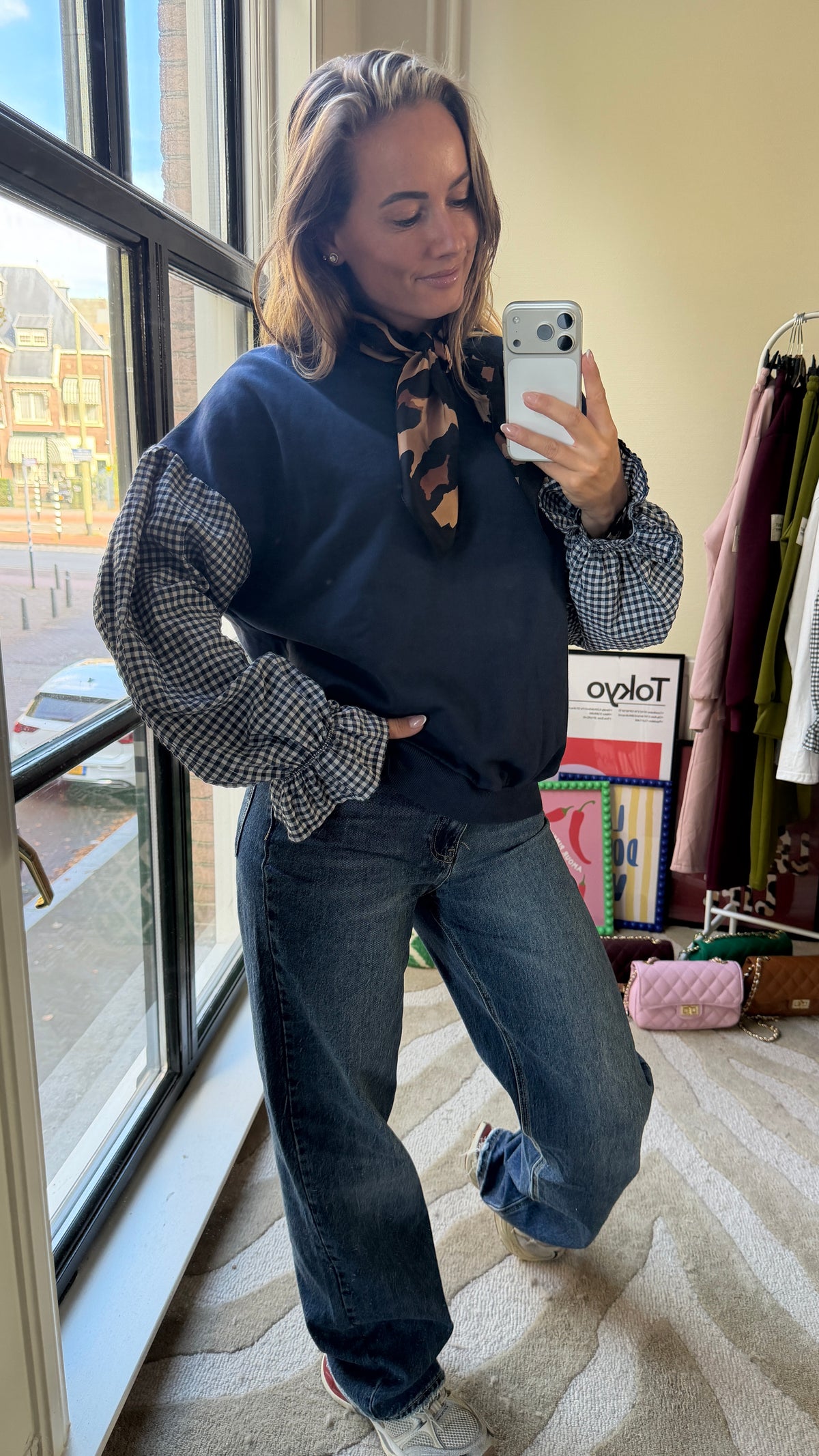 BLAUWE SWEATER MET RUITJES MOUWEN