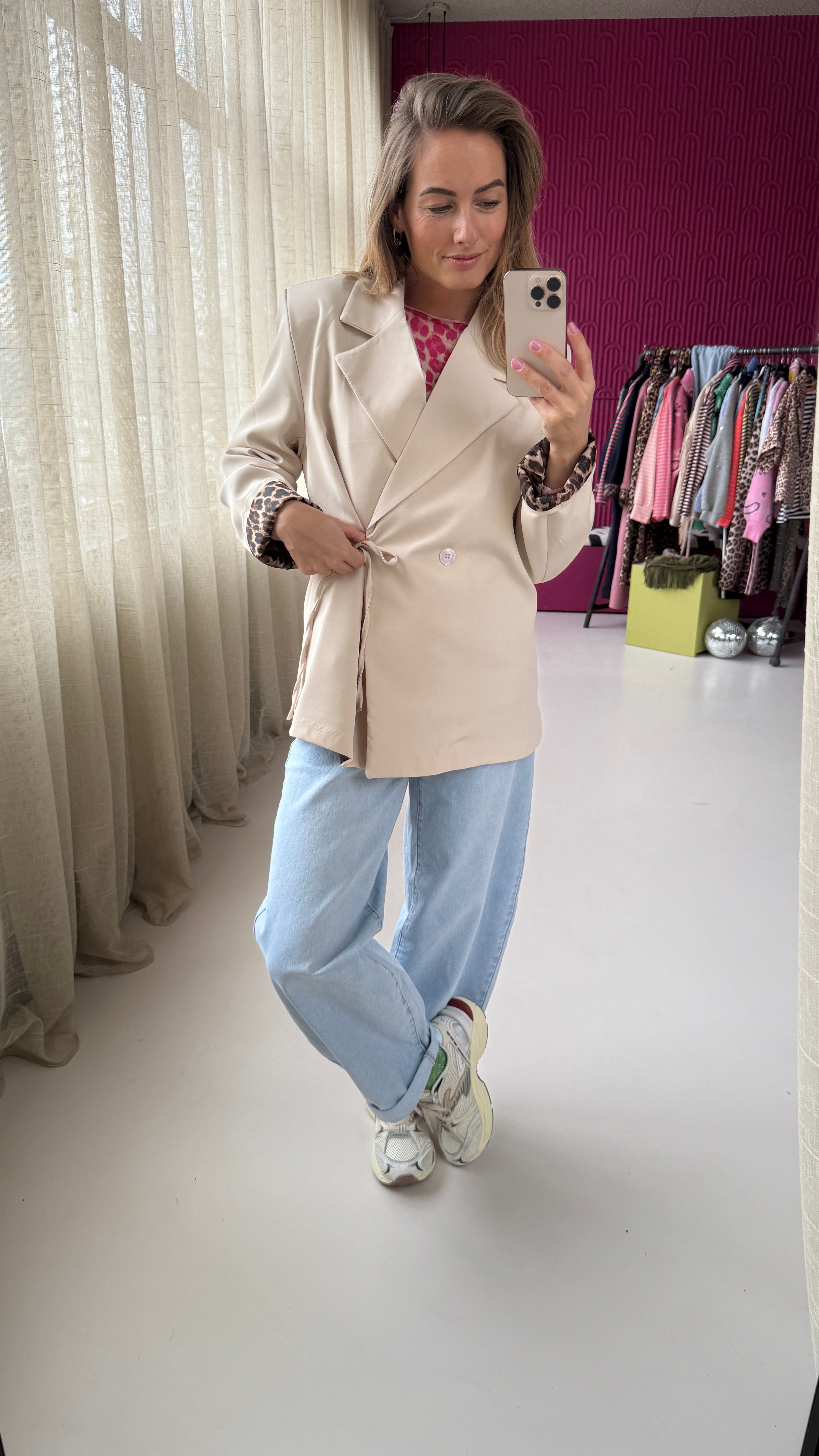 BEIGE BLAZER MET PANTER