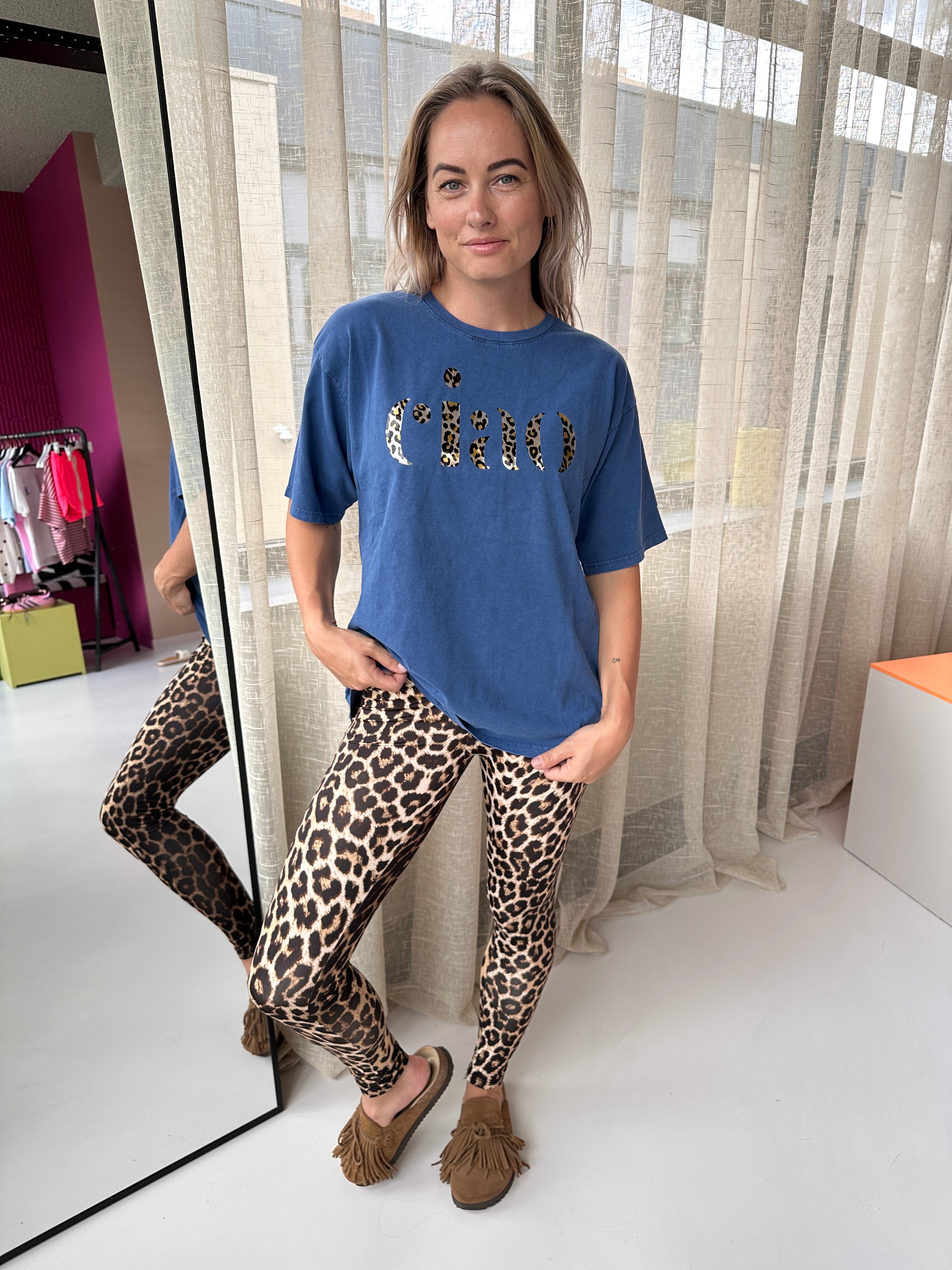 T-SHIRT MET PANTER TEKST