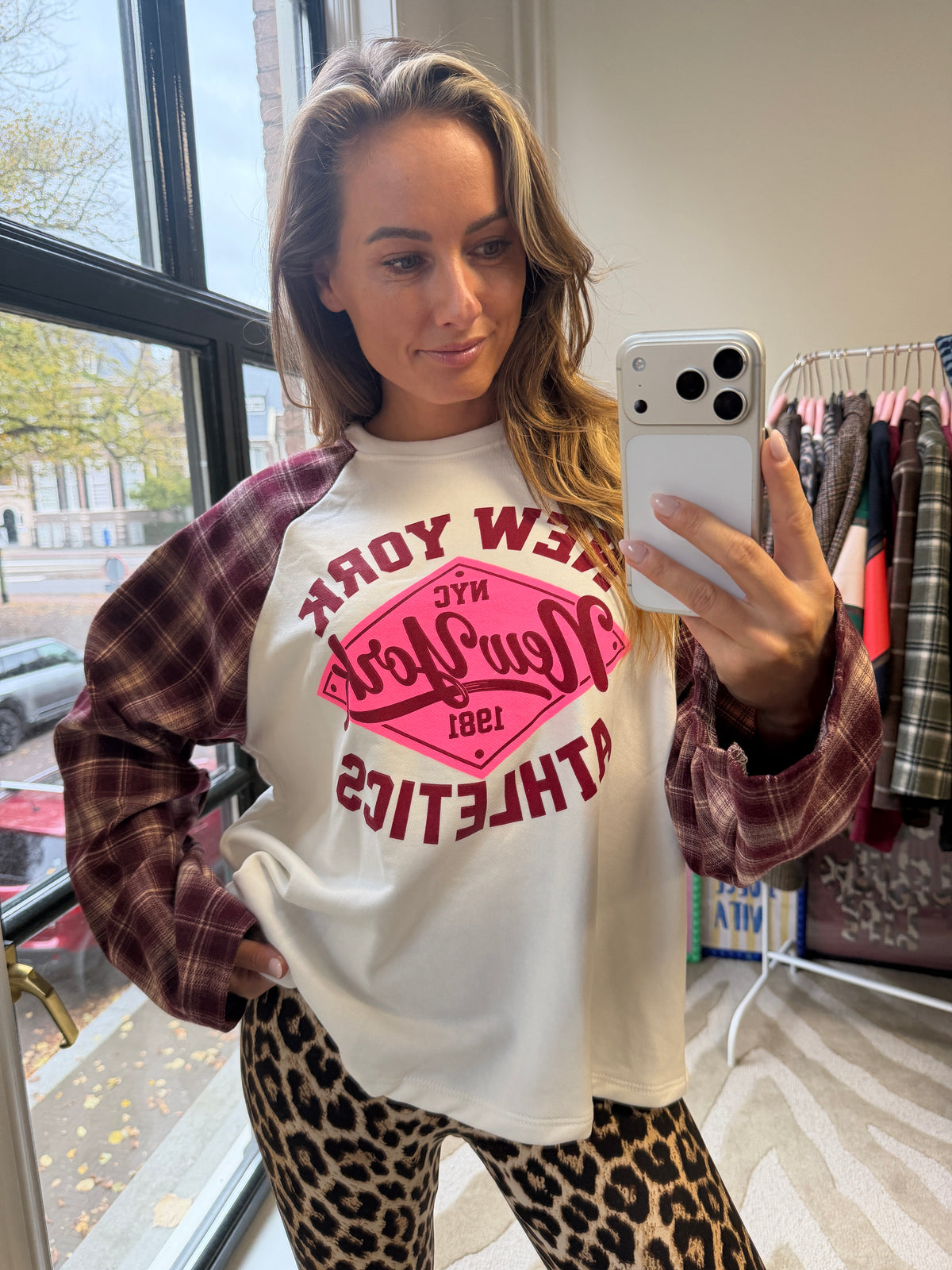 LONGSLEEVE MET BURGUNDY GERUITE MOUWEN