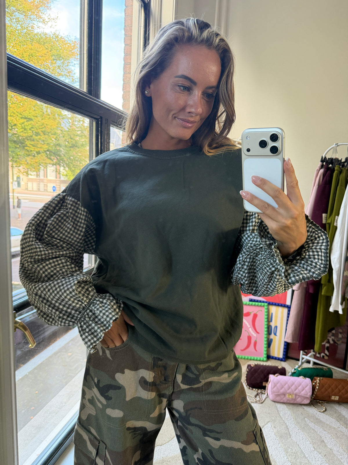 GROENE SWEATER MET RUITJES MOUWEN