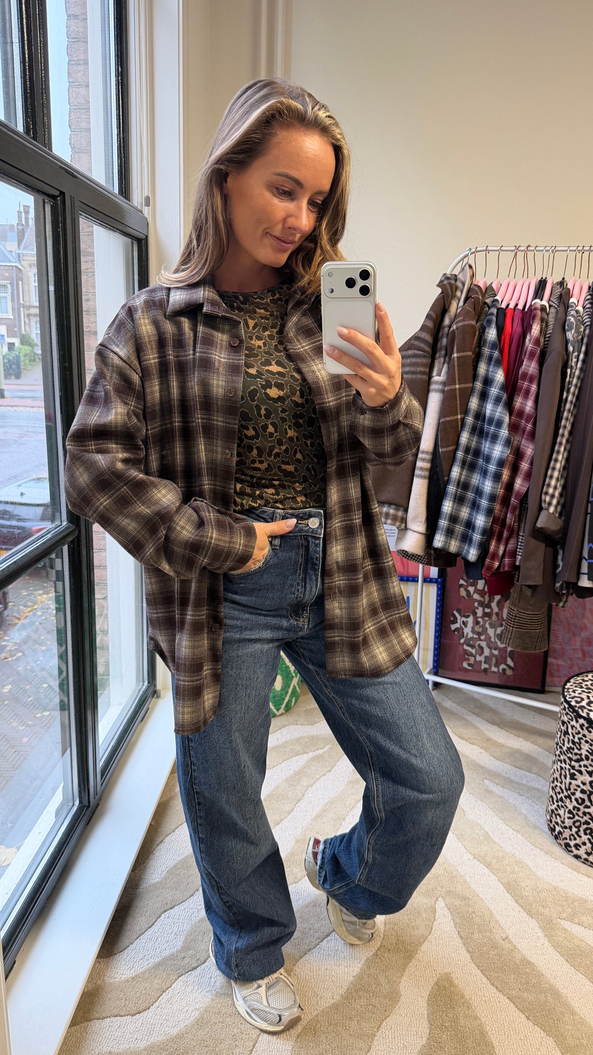 BRUINE RUIT BLOUSE MET ZWARTEFRANJES
