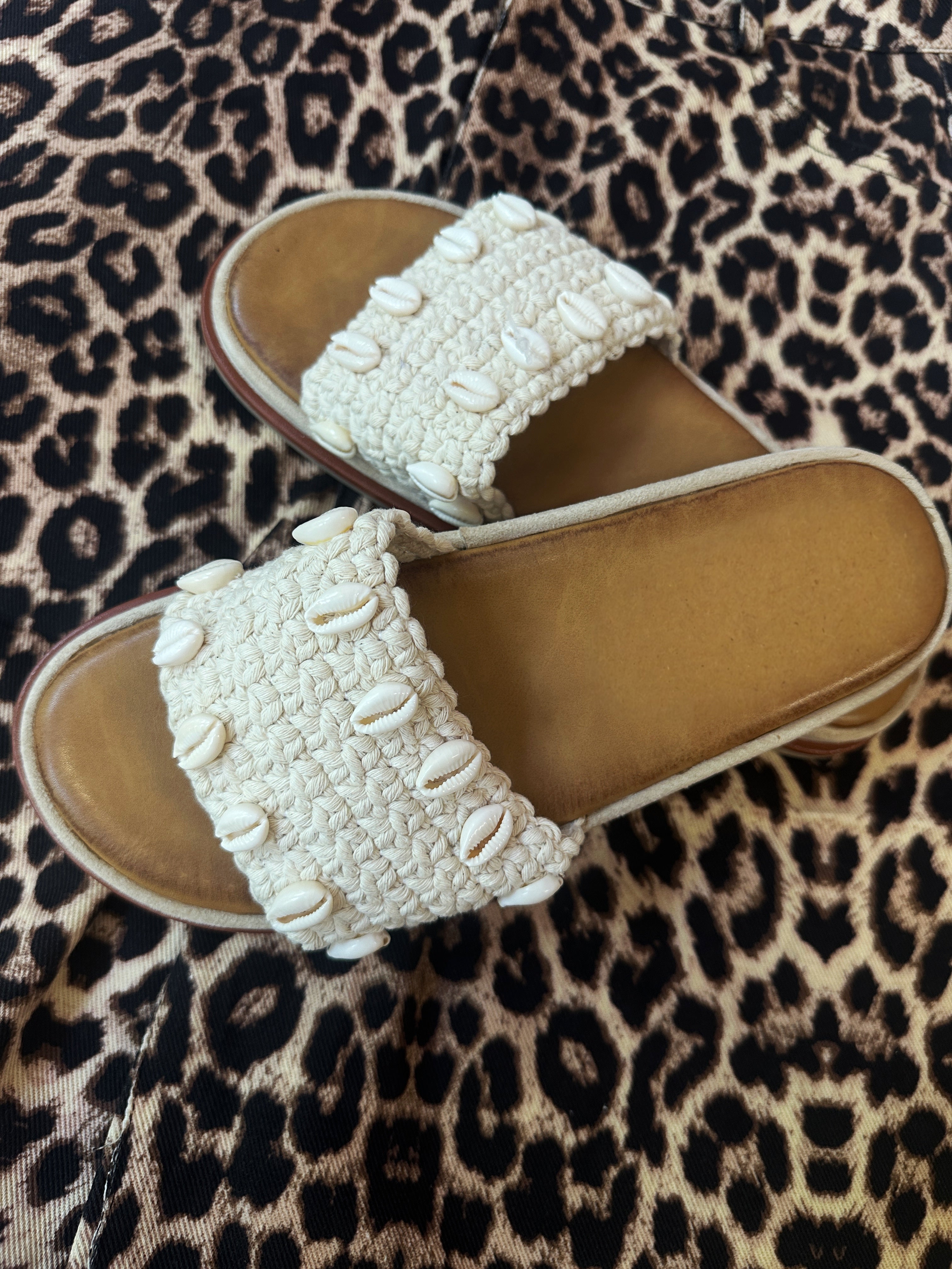 BEIGE SLIPPERS MET SCHELPJES