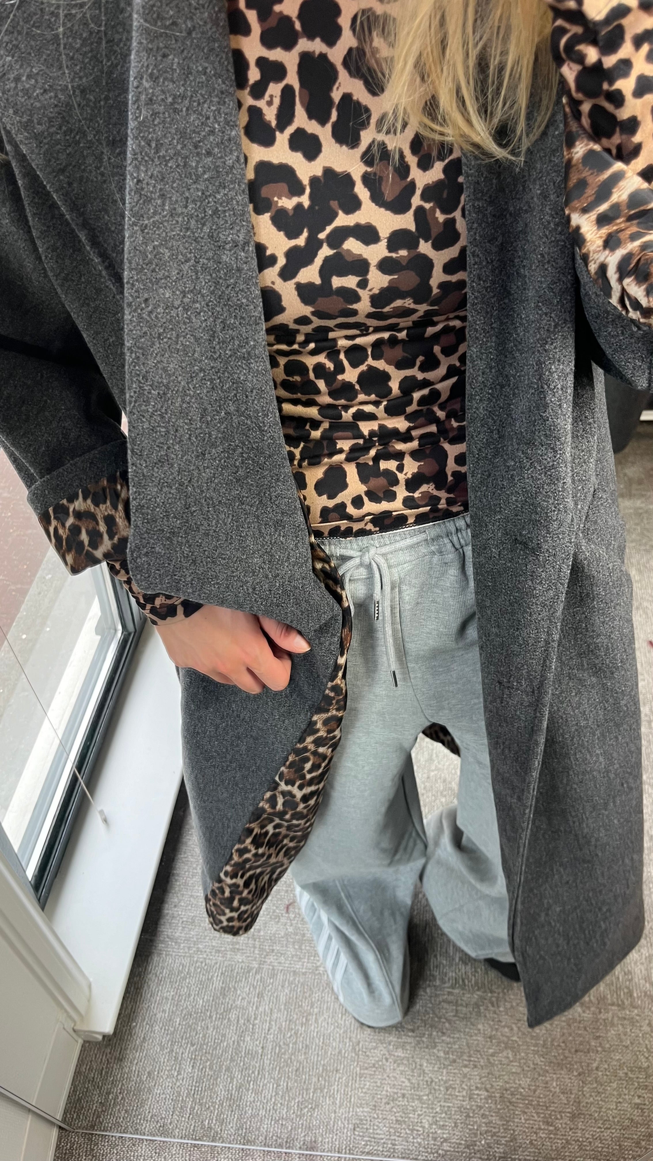 LIZZY MANTEL JAS GRIJS MET PANTER