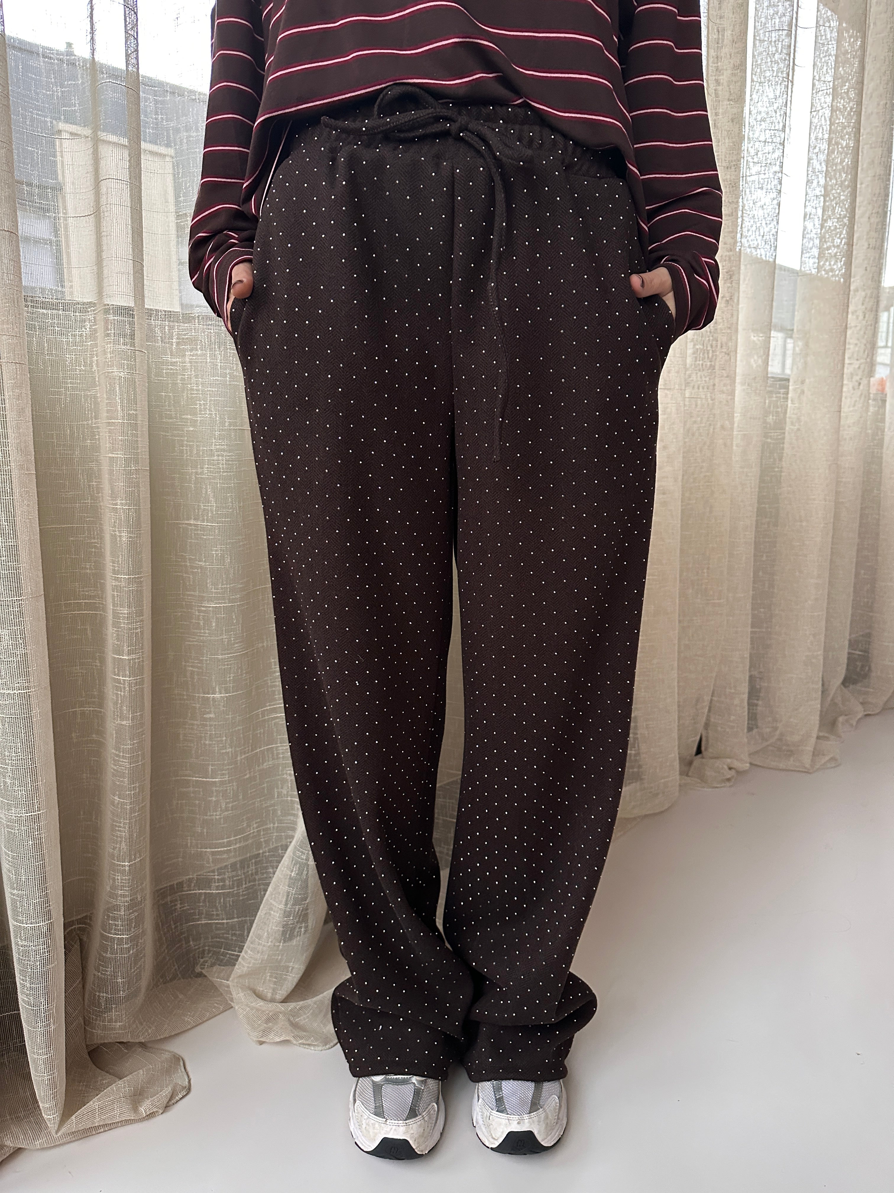 BRUINE JOGGER MET STRASS DIAMANTJES