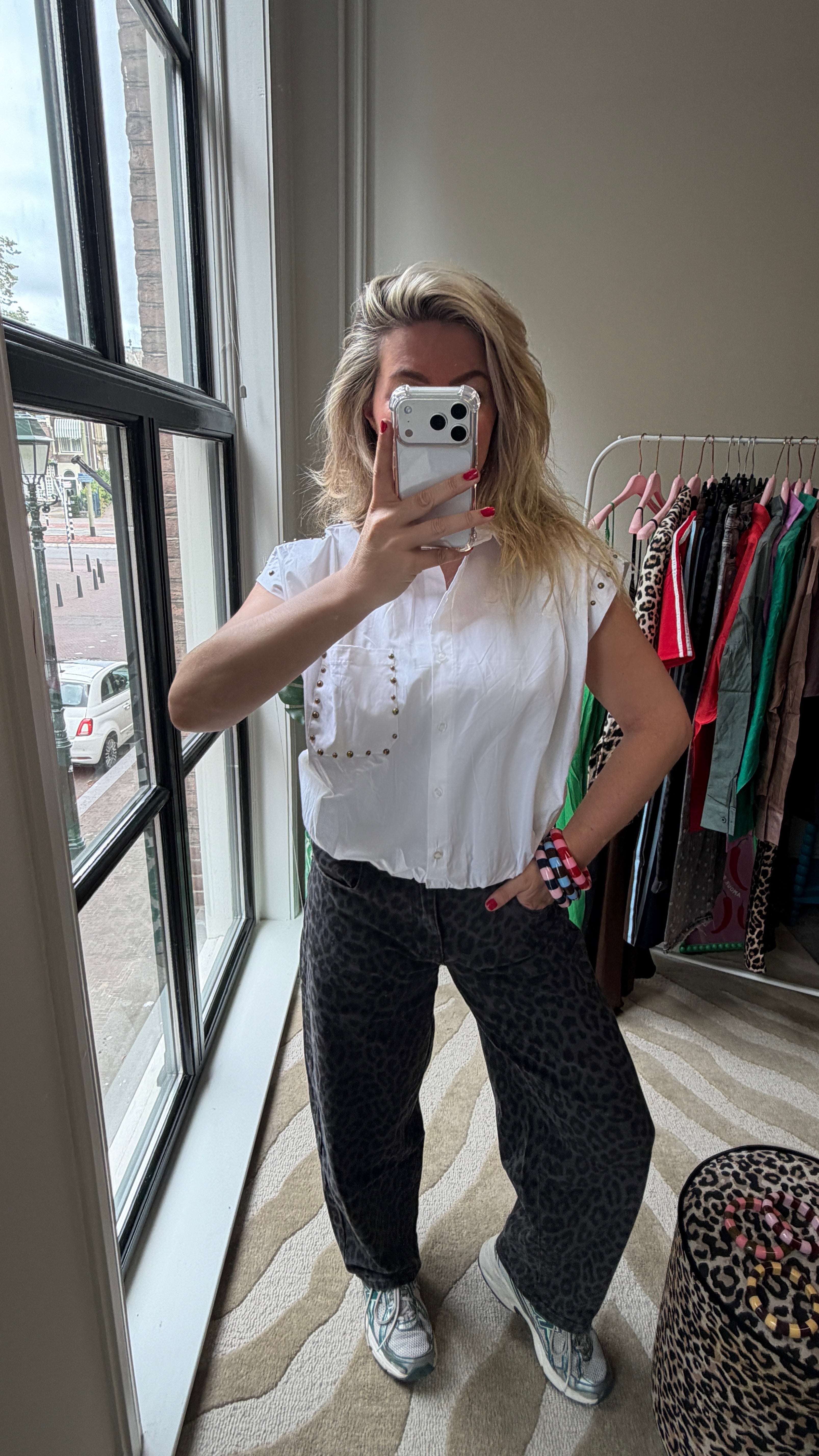 WITTE MOUWLOZE BLOUSE MET STUDS