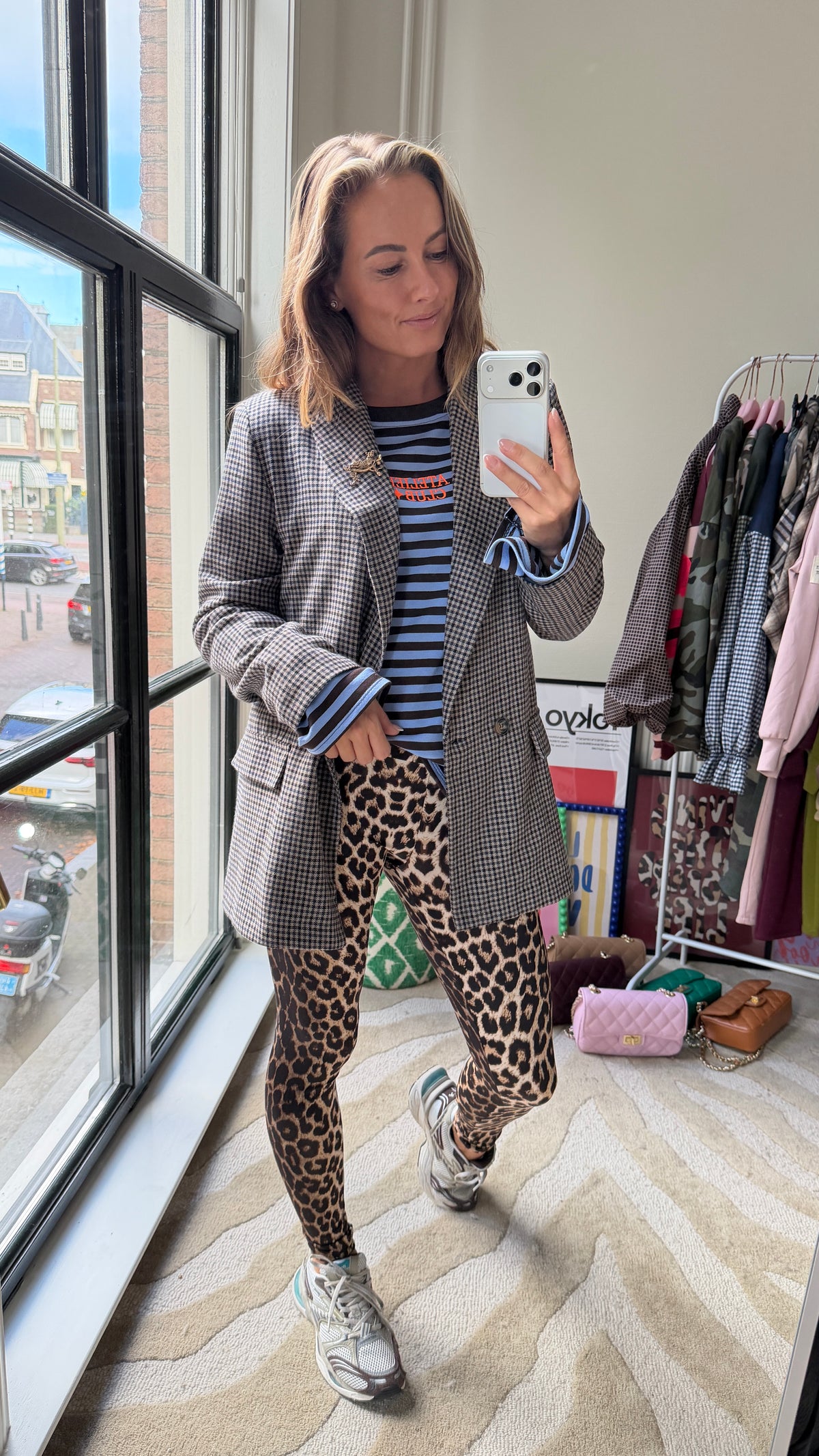 BLAUWE BLAZER MET RUITJES EN BROCHE