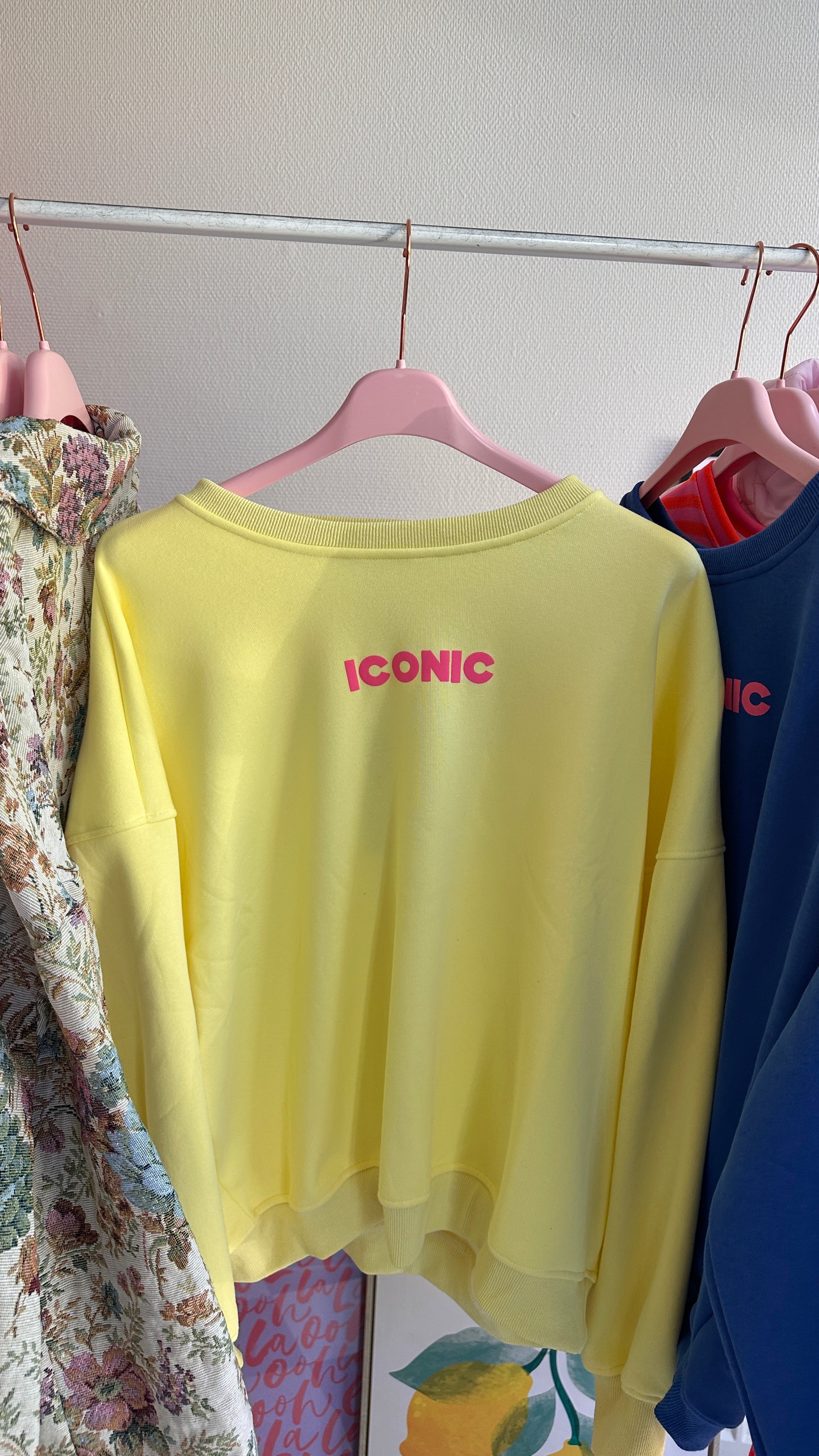 ICONIC MUSTHAVE SWEATER GEEL