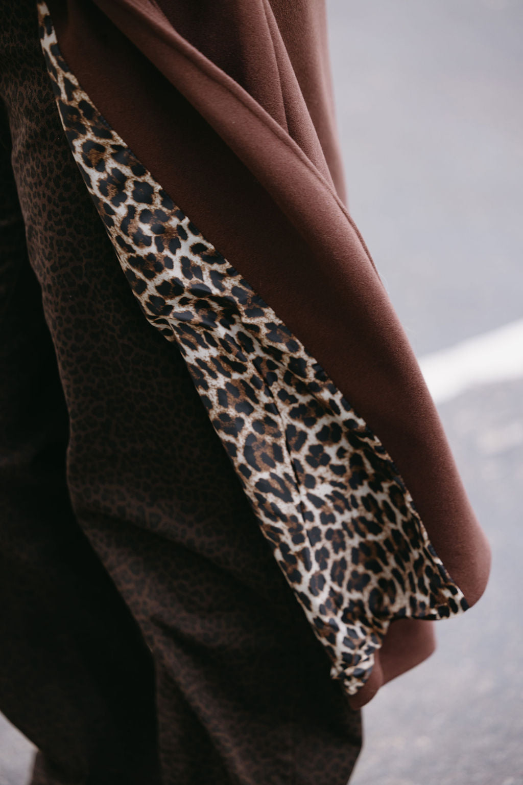 LIZZY MANTEL BRUIN MET PANTER