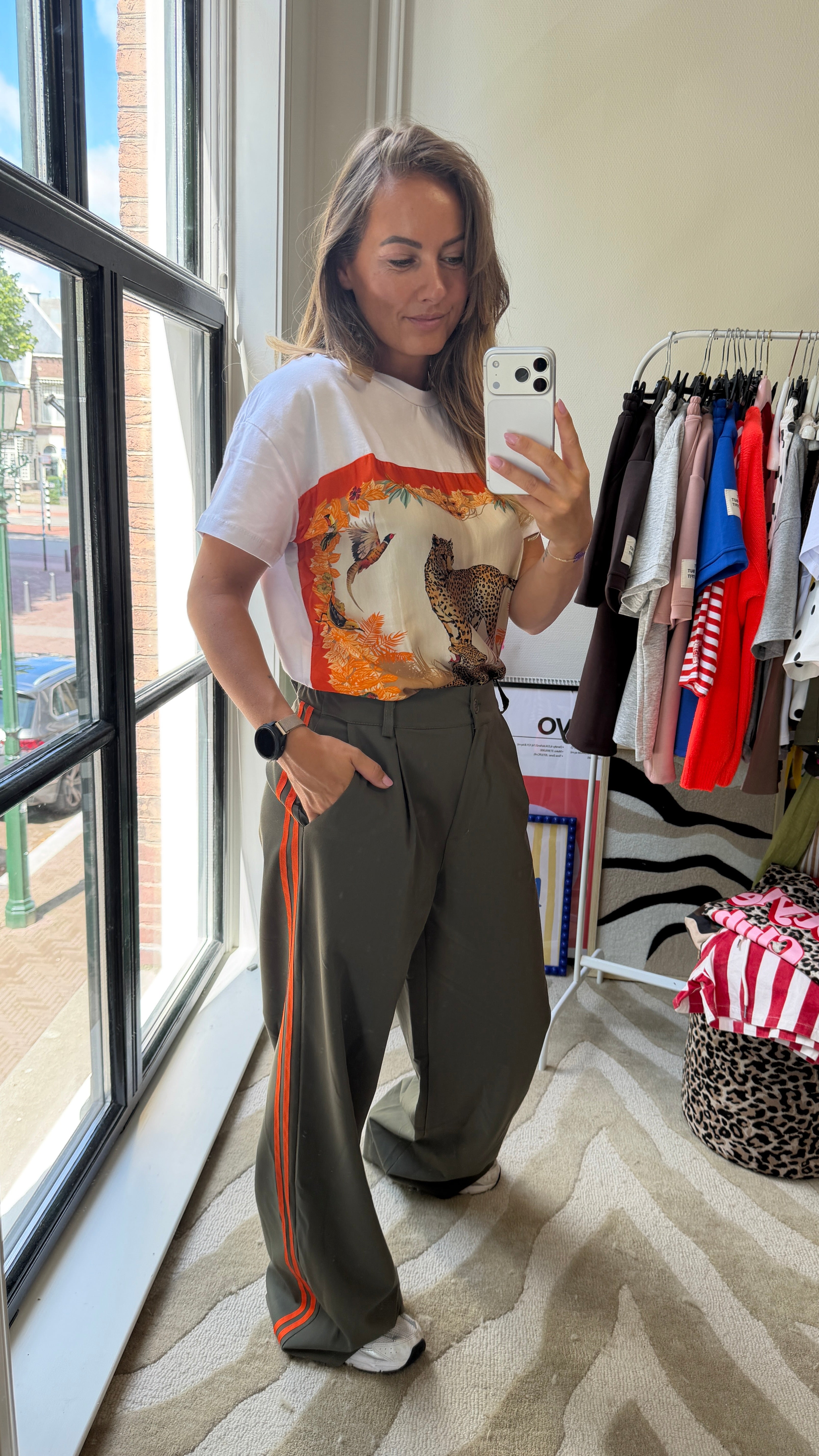 OLIJFGROENE PANTALON MET ORANJE STREPEN