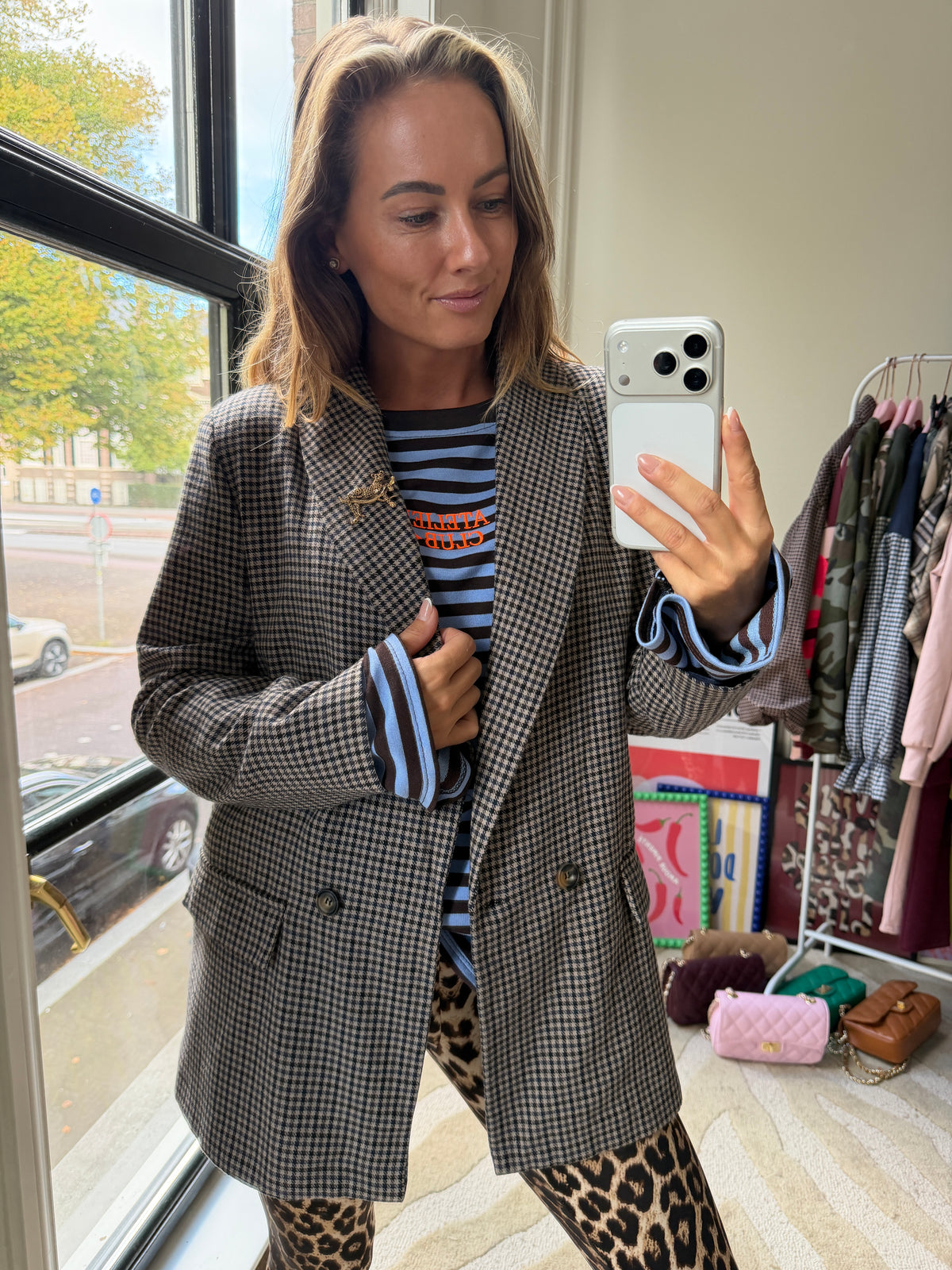 BLAUWE BLAZER MET RUITJES EN BROCHE