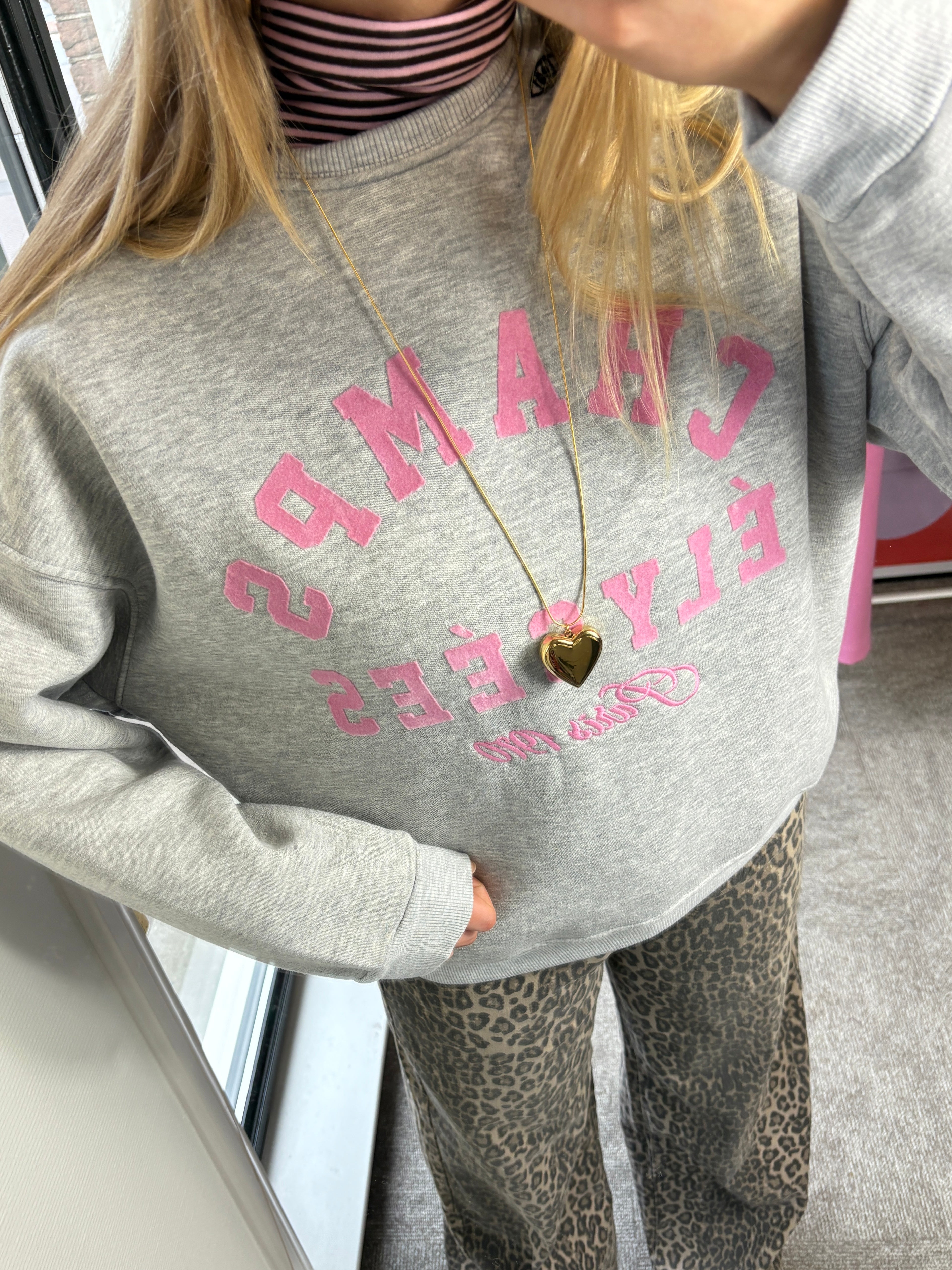 PARIS SWEATER MET ROZE LETTERS
