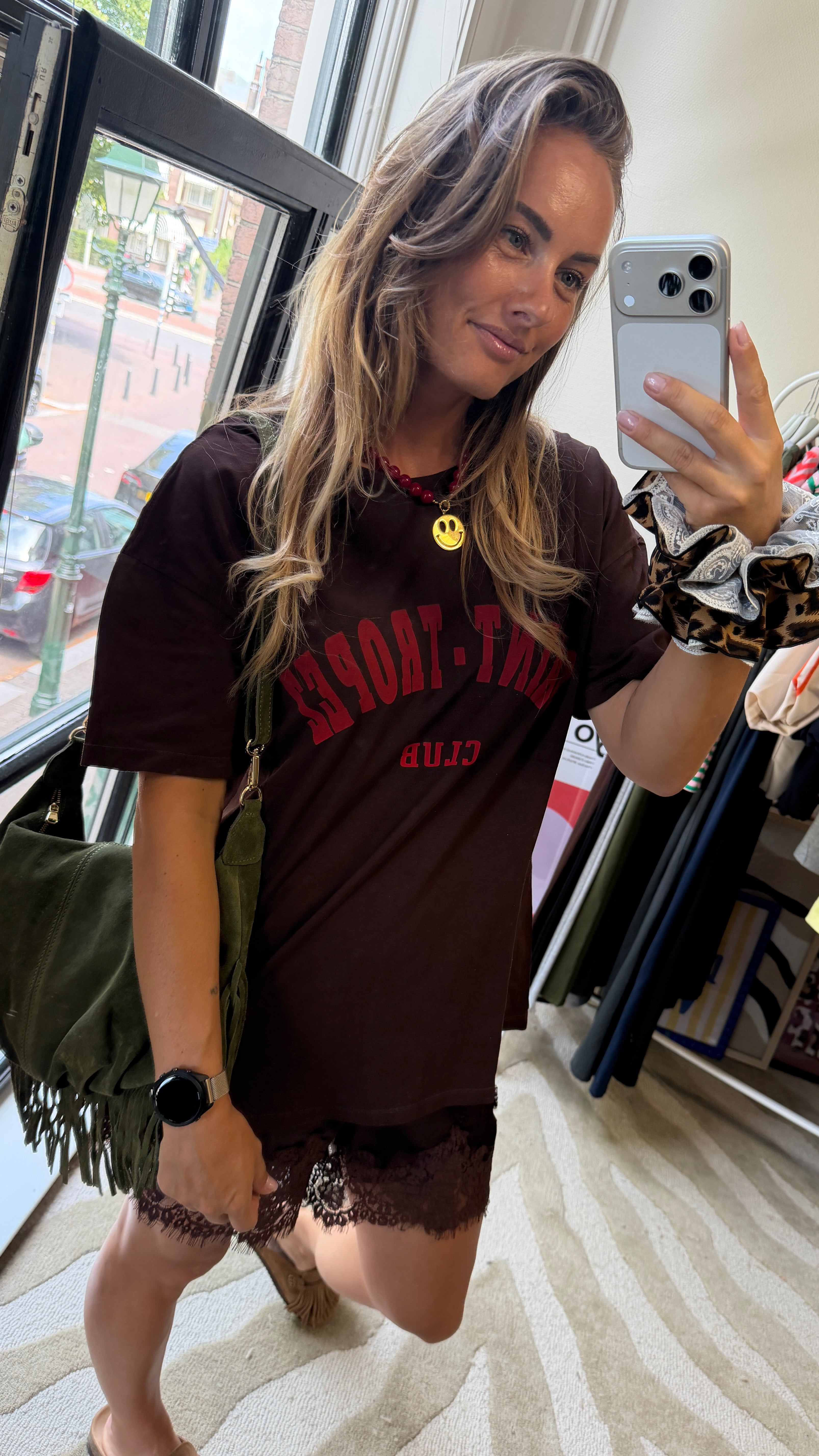 BRUIN SHIRT MET RODE TEKST