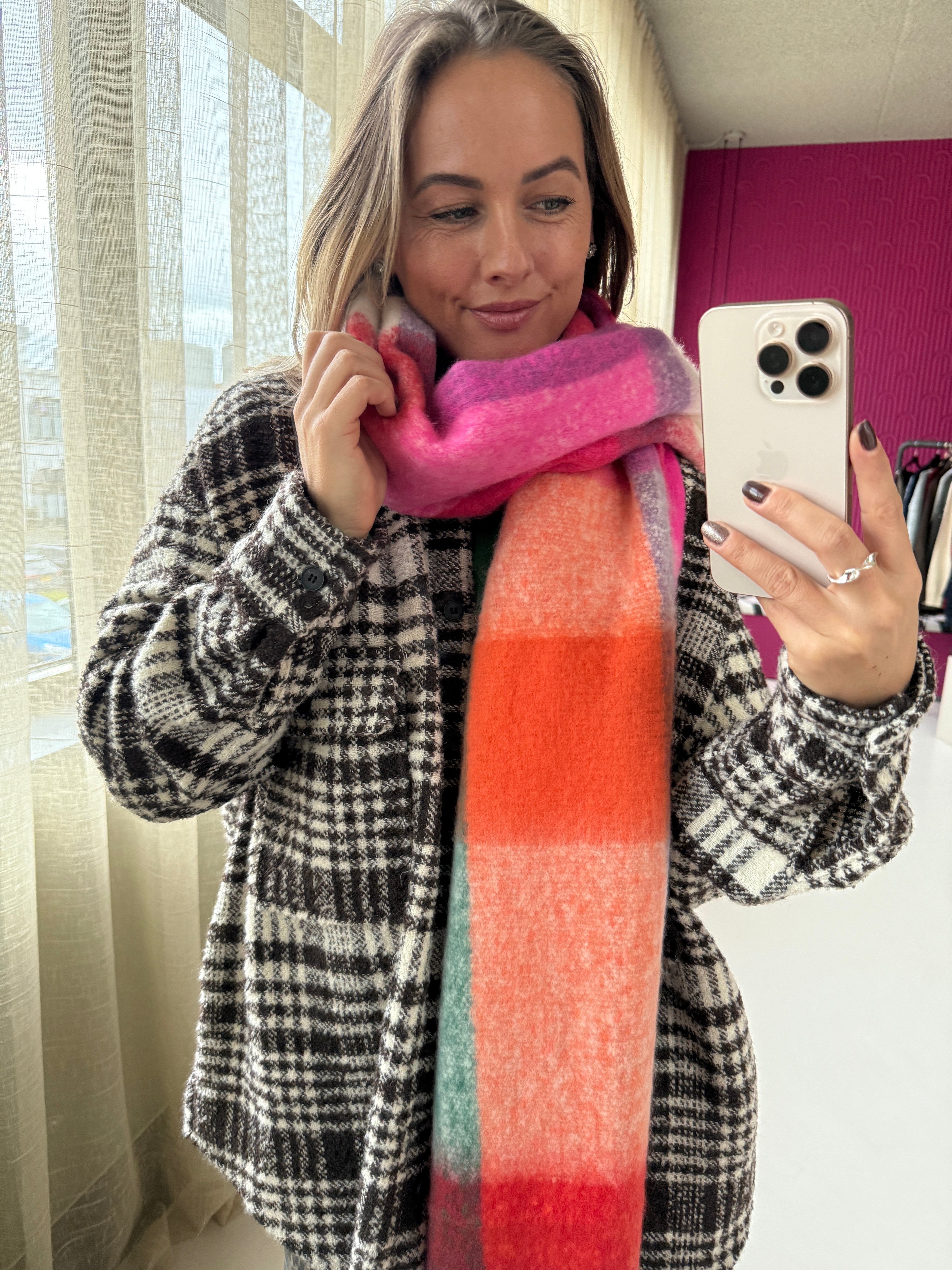 MUSTHAVE GERUITE SJAAL MET ROZE EN GROENE TINTEN