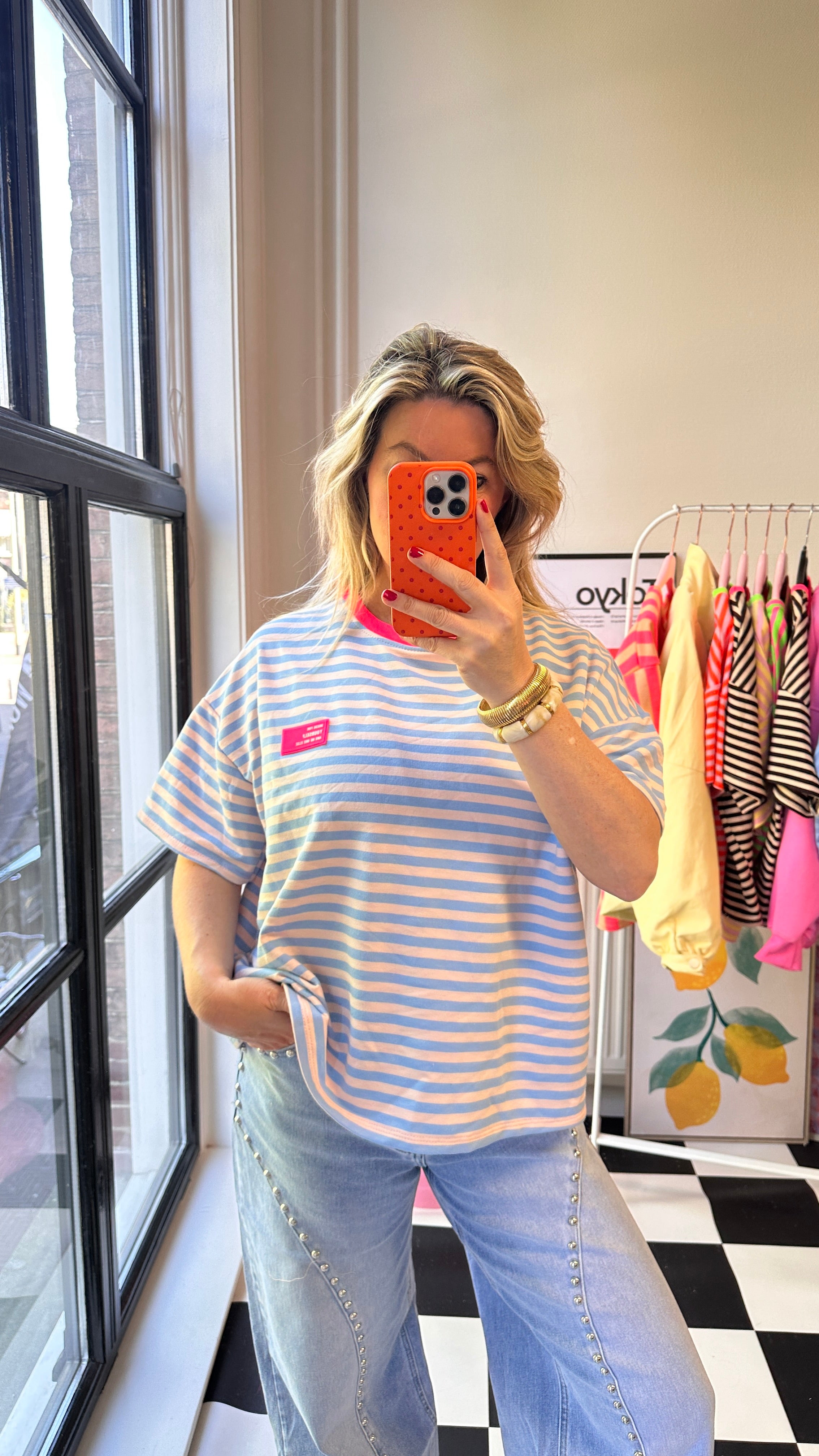 GESTREEPT BLAUW GEBROKEN WIT T-SHIRT MET NEON ROZE DETAILS