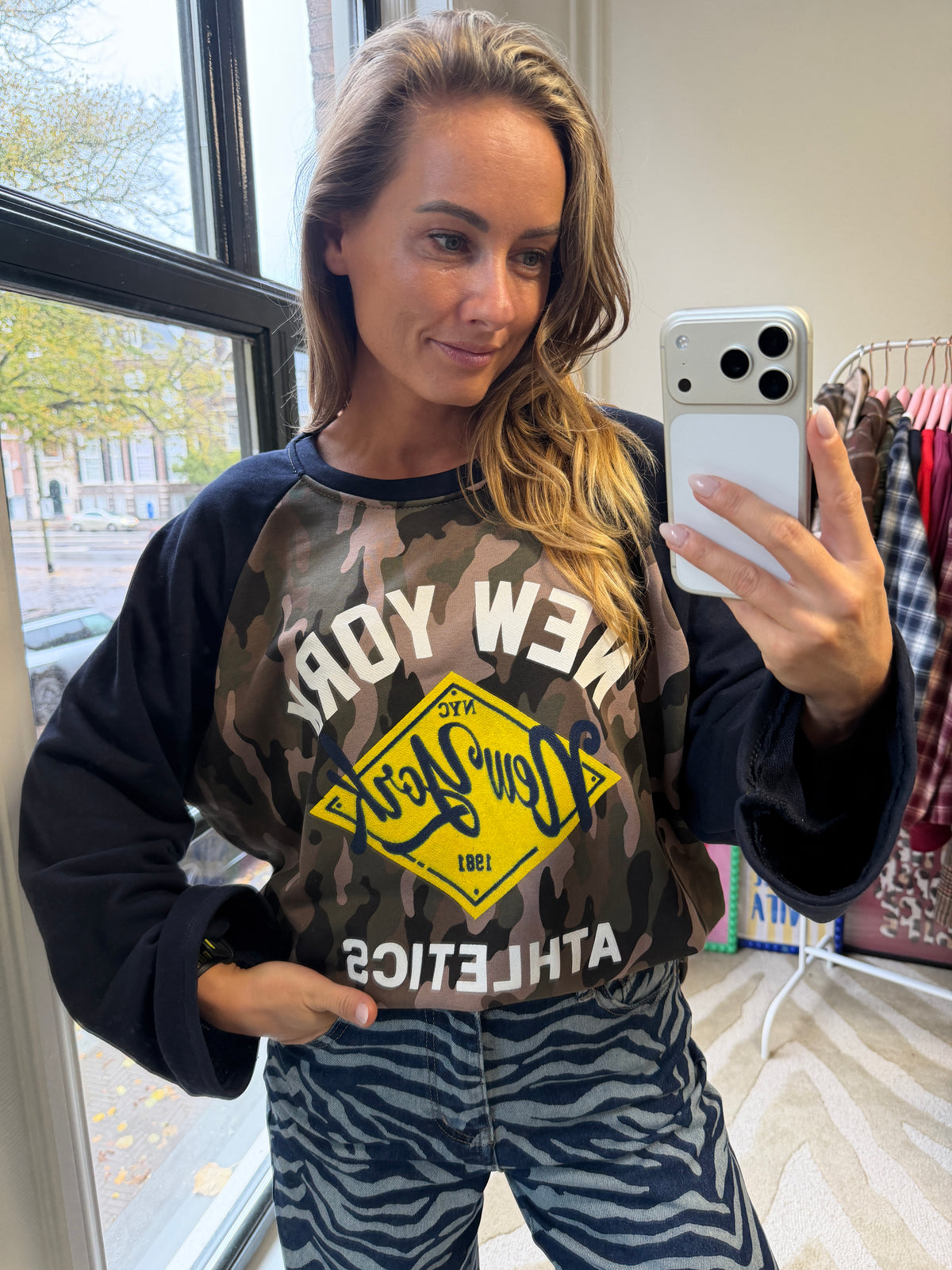 ARMY LONGSLEEVE MET BLAUWE MOUWEN