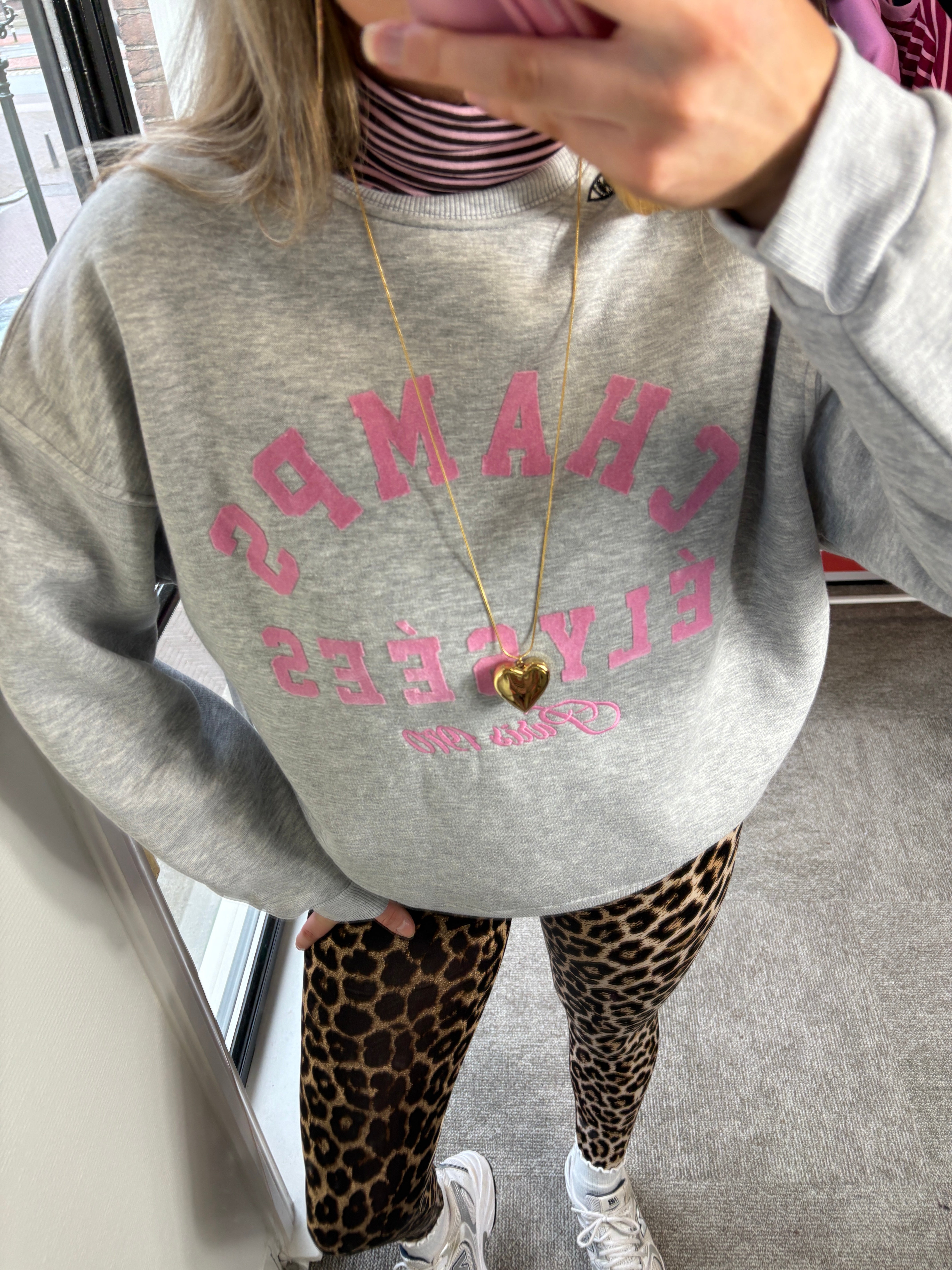 PARIS SWEATER MET ROZE LETTERS