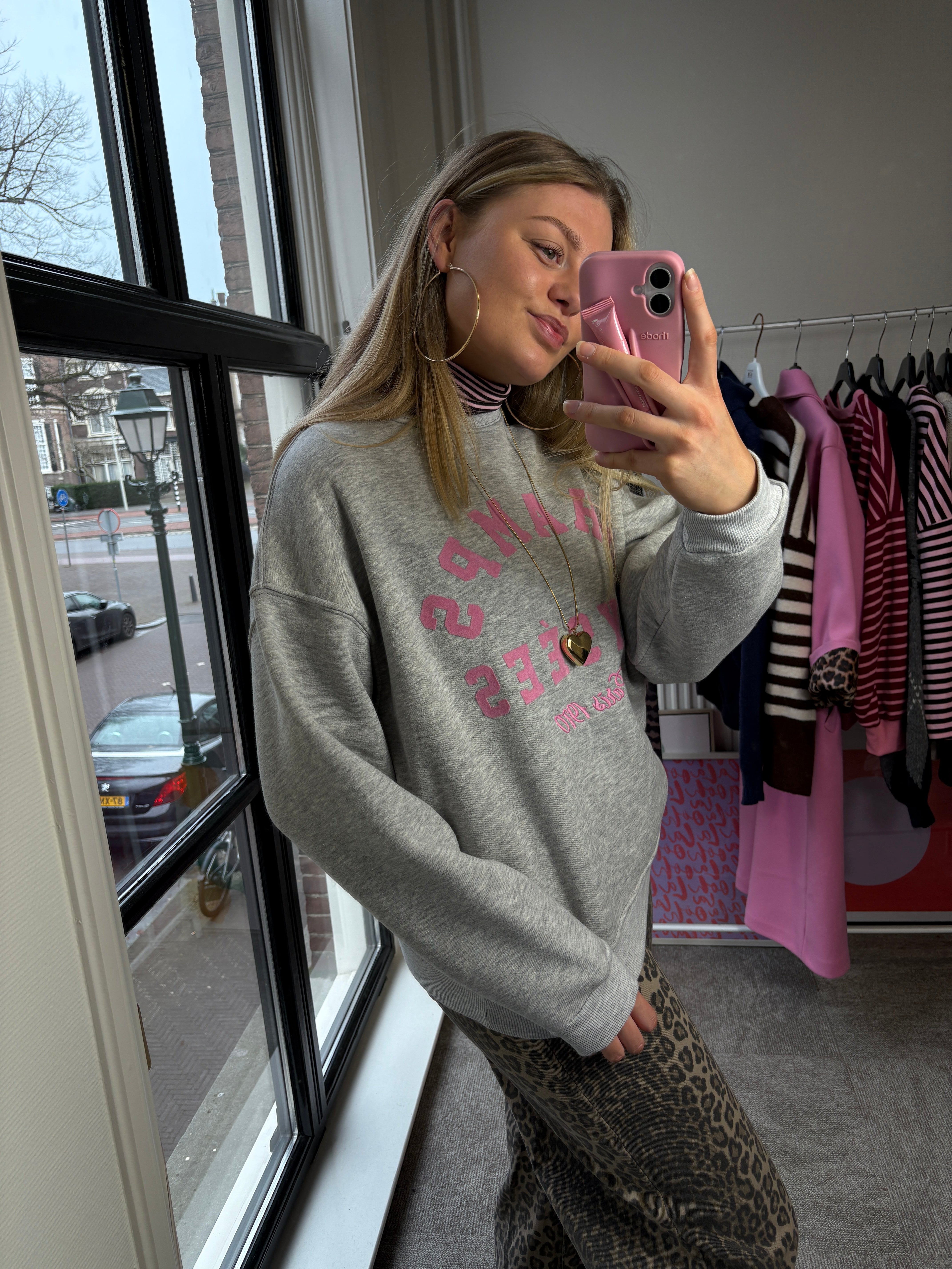 PARIS SWEATER MET ROZE LETTERS
