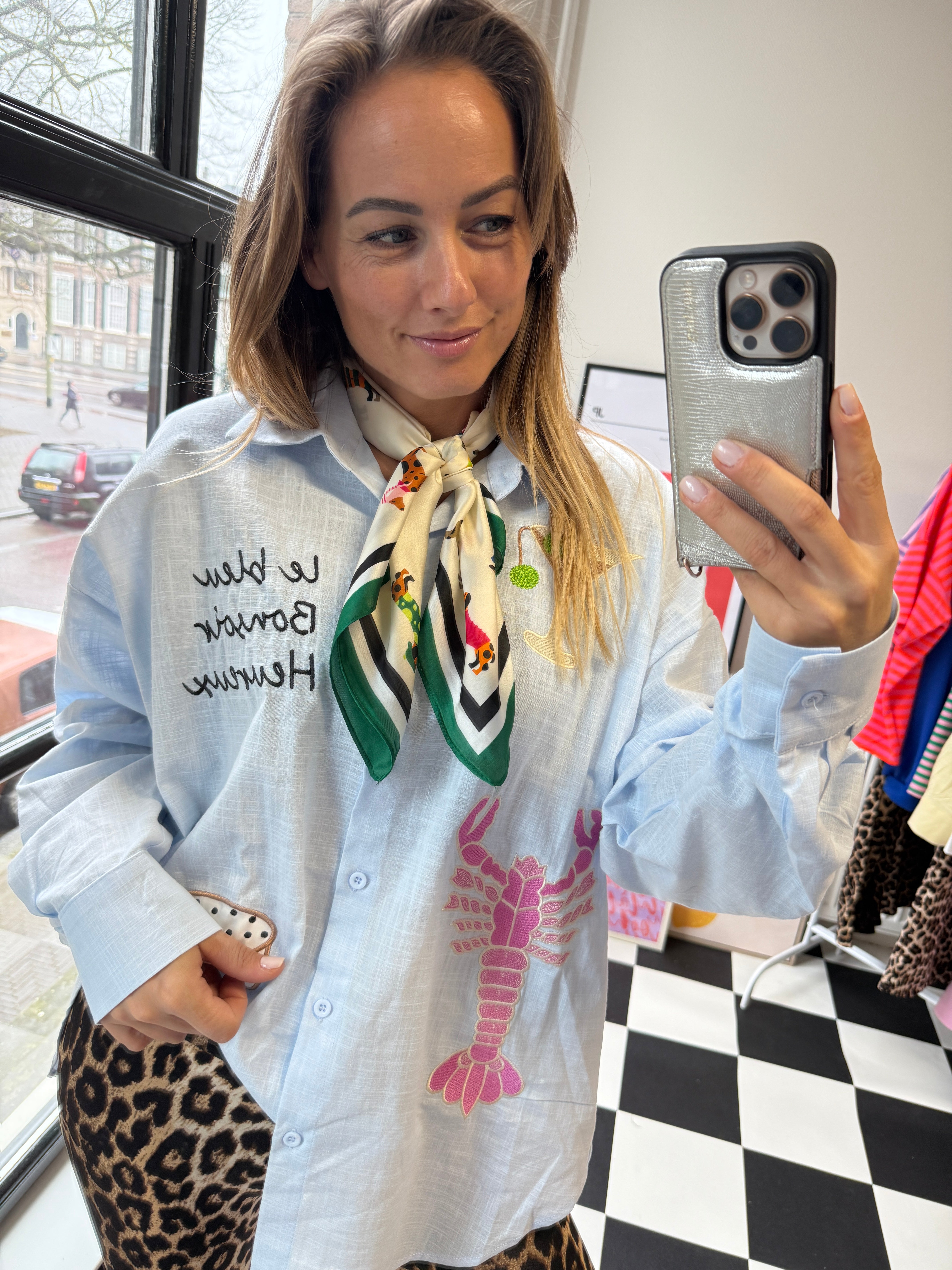 SKYE LICHTBLAUWE BLOUSE MET PATCHES