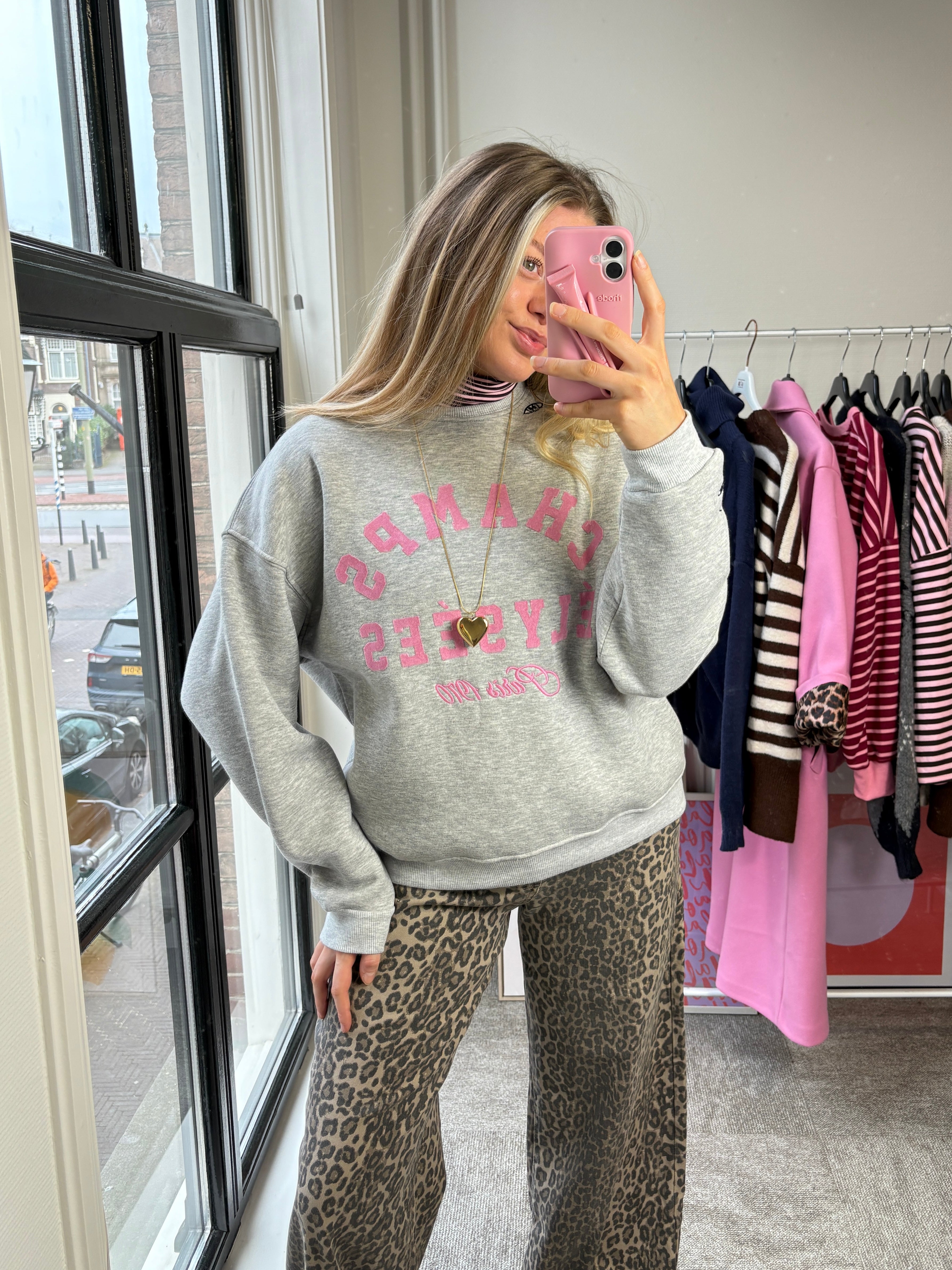 PARIS SWEATER MET ROZE LETTERS
