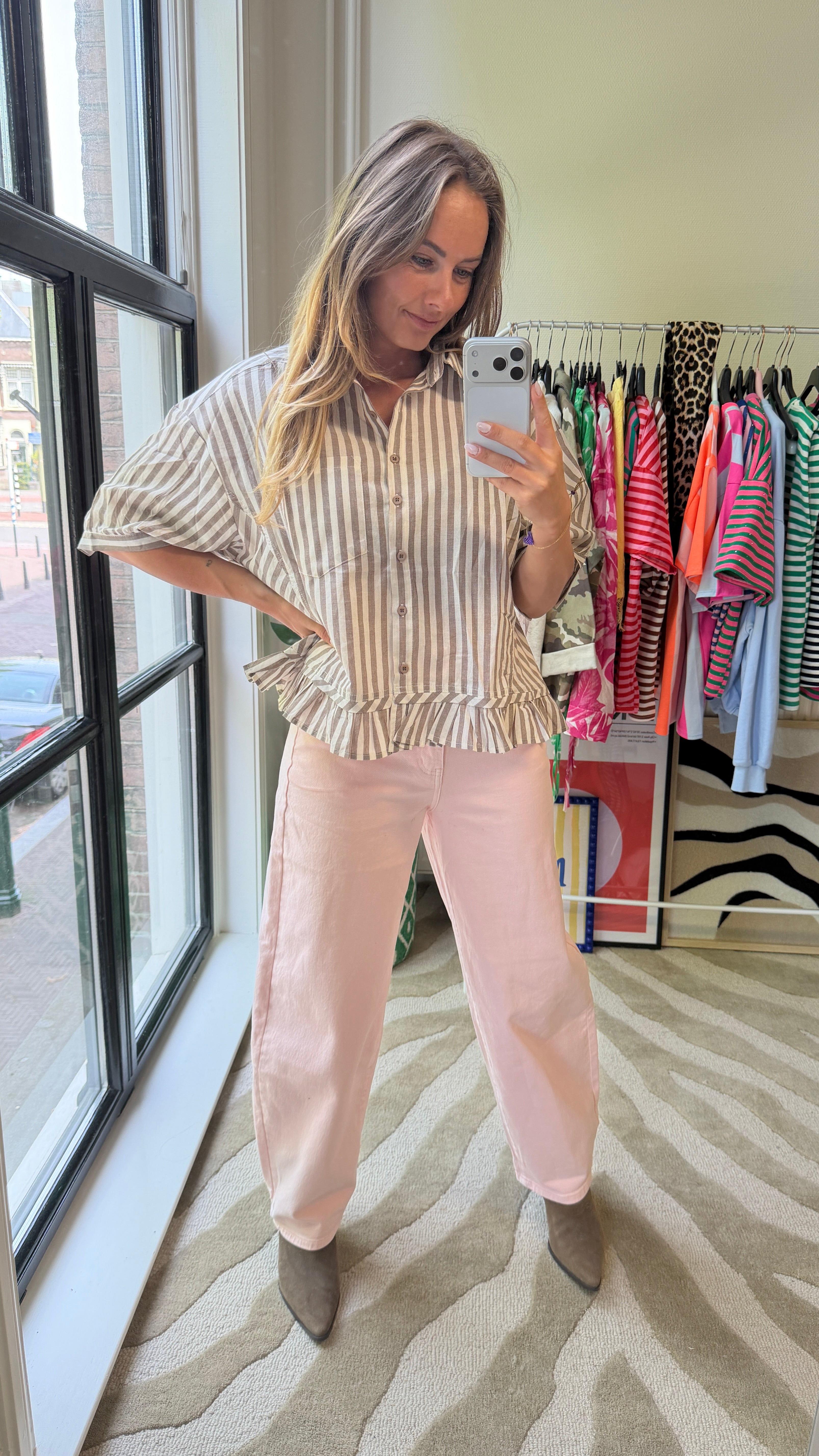 BRUINE STREEP RUFFLE BLOUSE