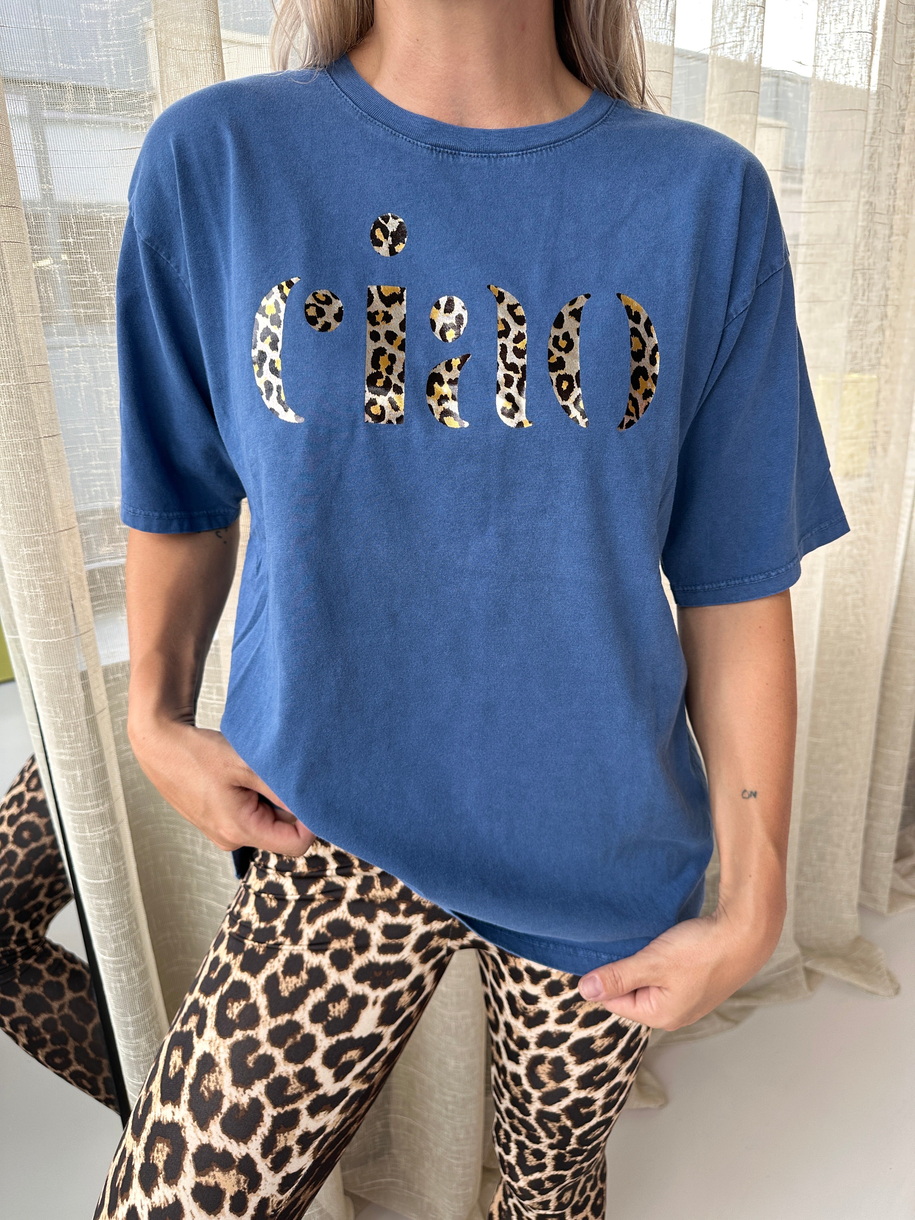 T-SHIRT MET PANTER TEKST