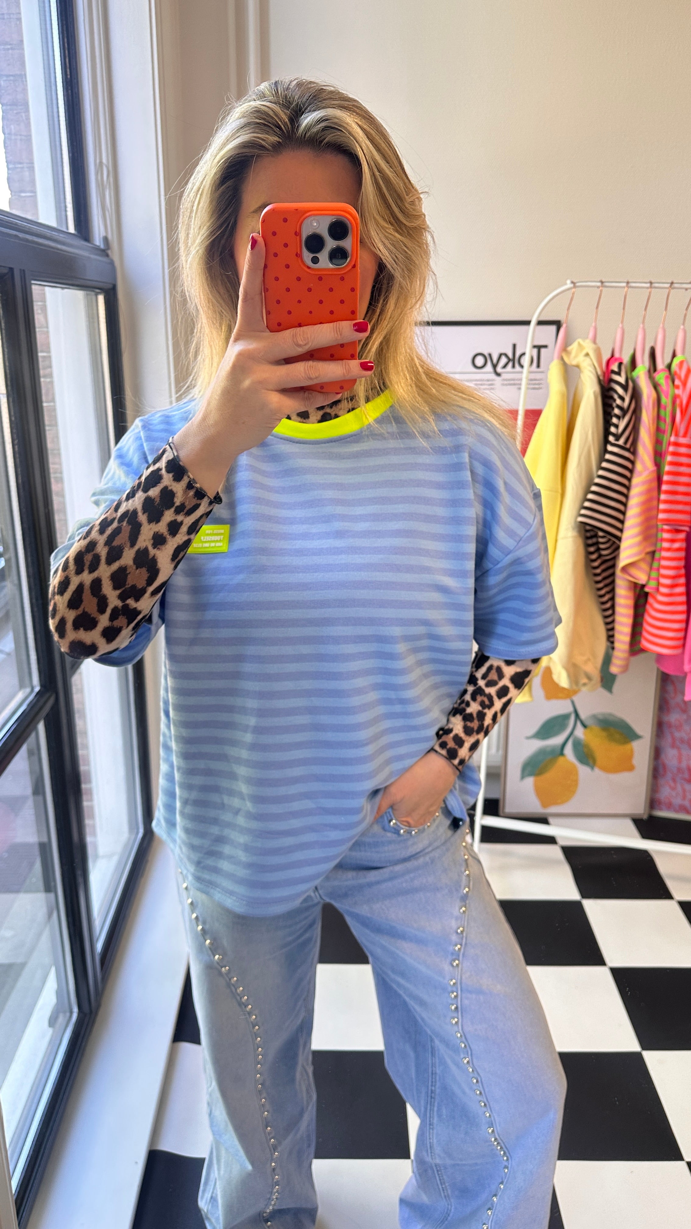 GESTREEPT BLAUW T-SHIRT MET NEON GELE DETAILS