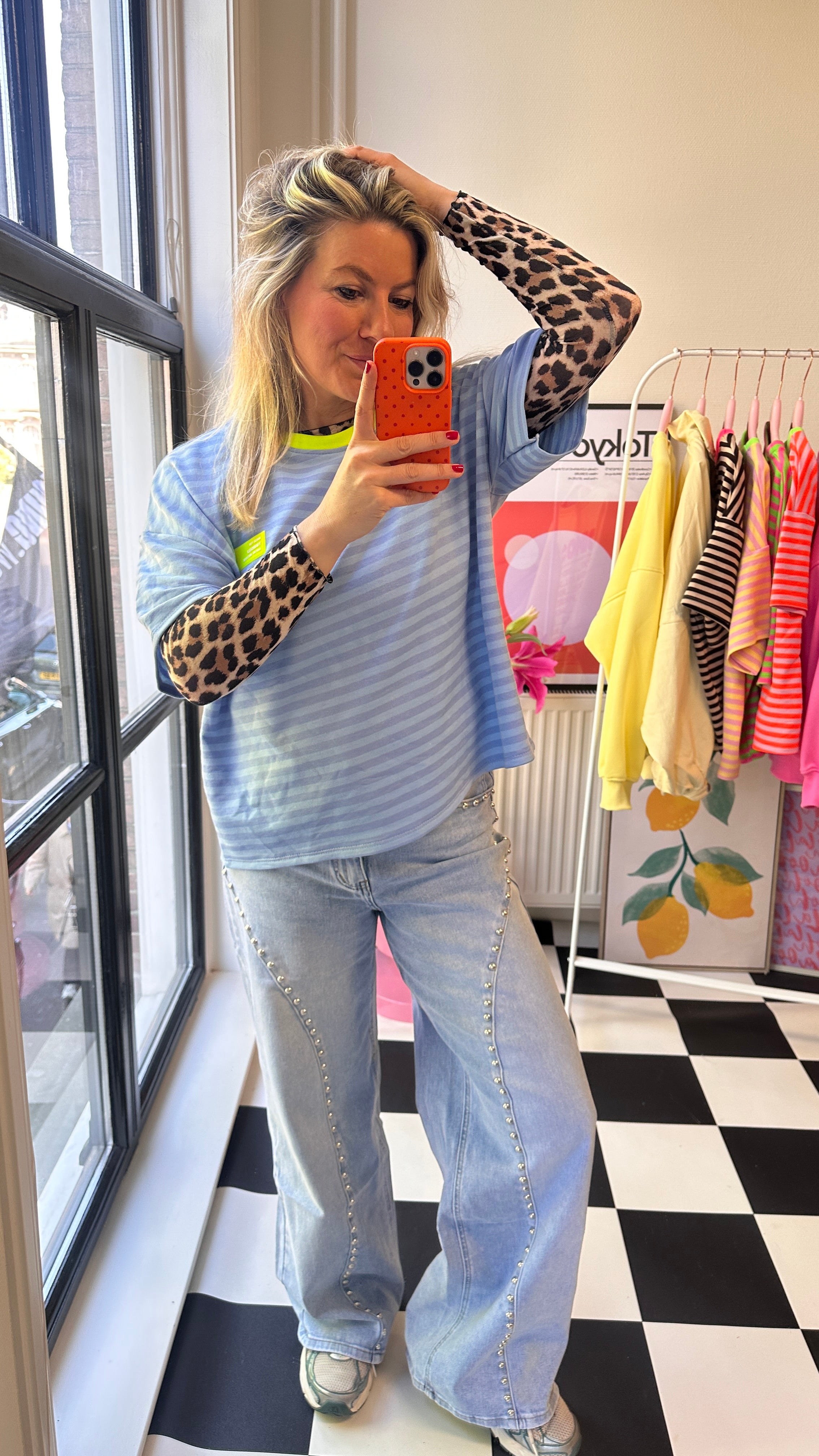 GESTREEPT BLAUW T-SHIRT MET NEON GELE DETAILS