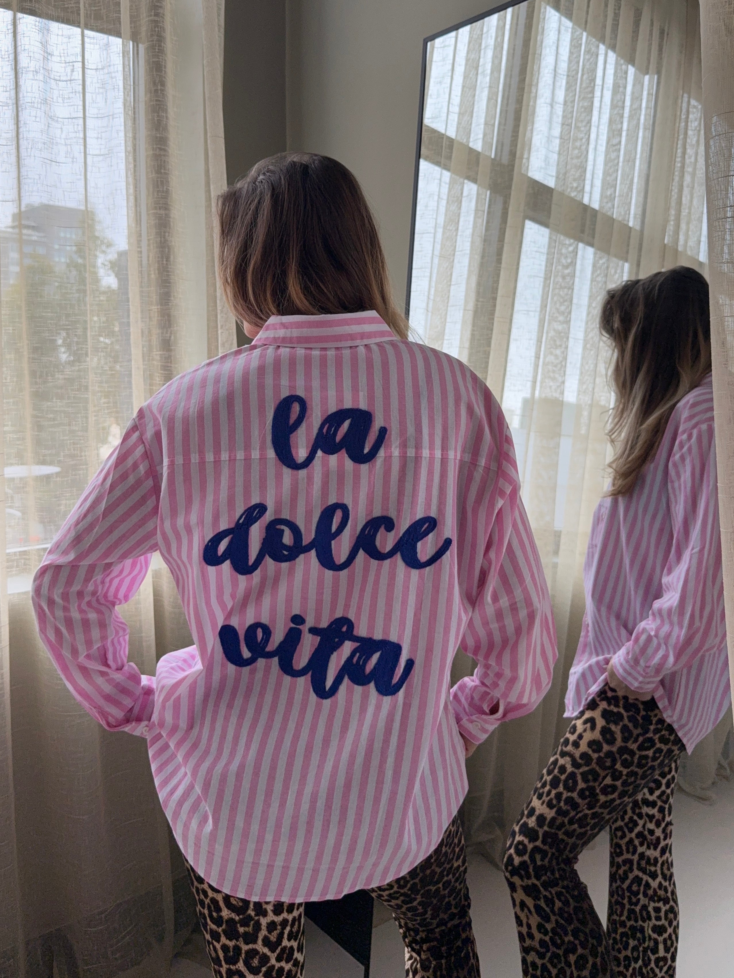 ROZE MUSTHAVE STREEPJES BLOUSE MET BORDUURSELS OP DE RUG