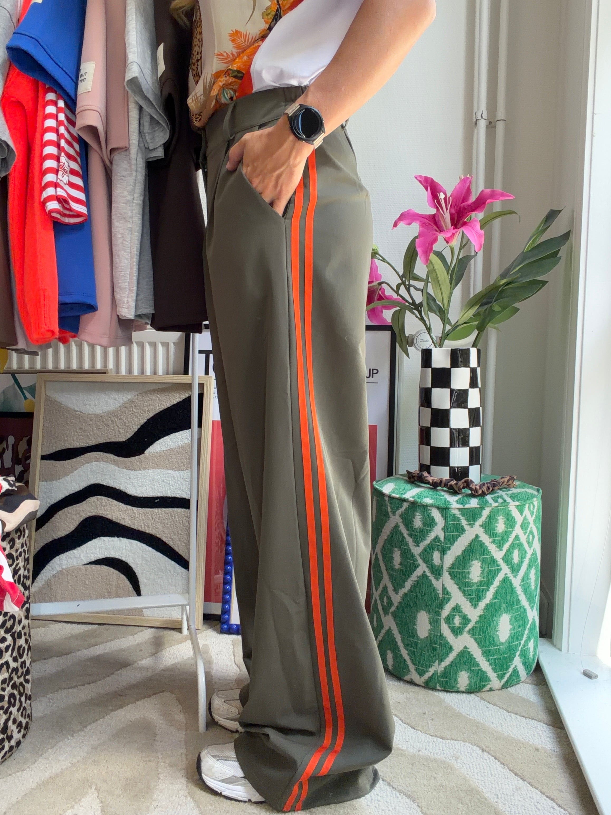 OLIJFGROENE PANTALON MET ORANJE STREPEN