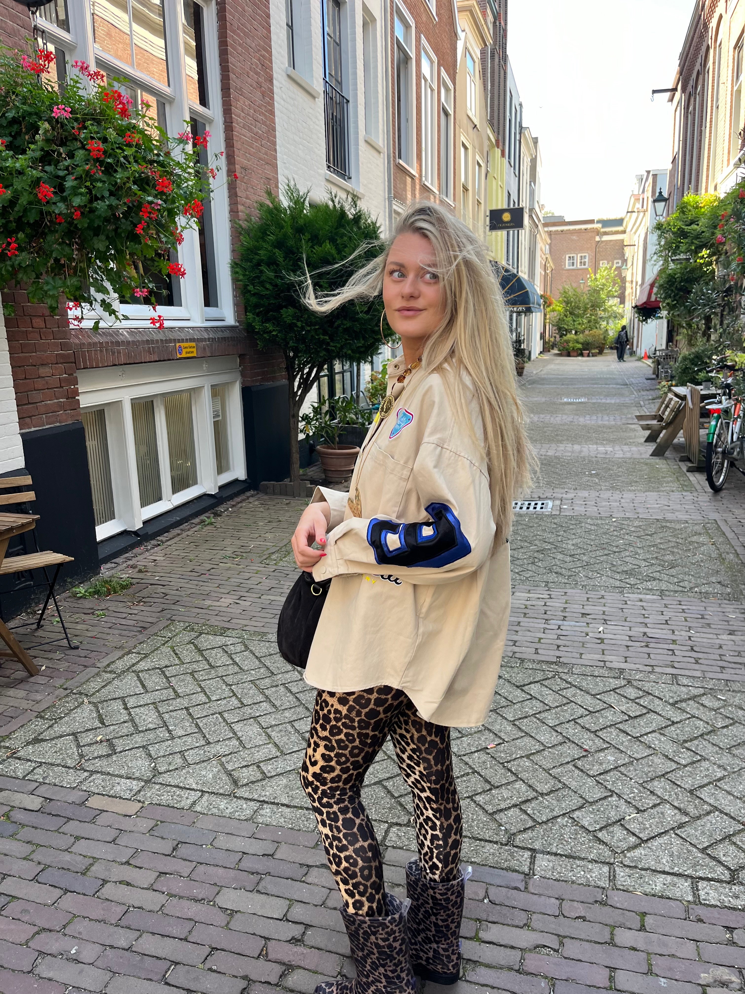 MILA BLOUSE BEIGE MET PATCHES