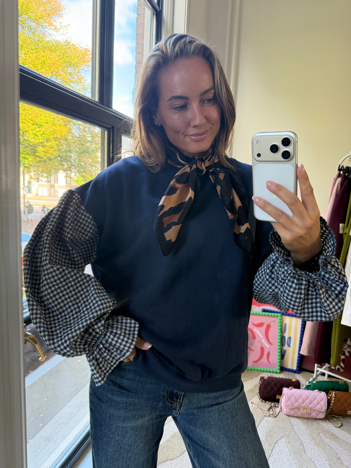 BLAUWE SWEATER MET RUITJES MOUWEN