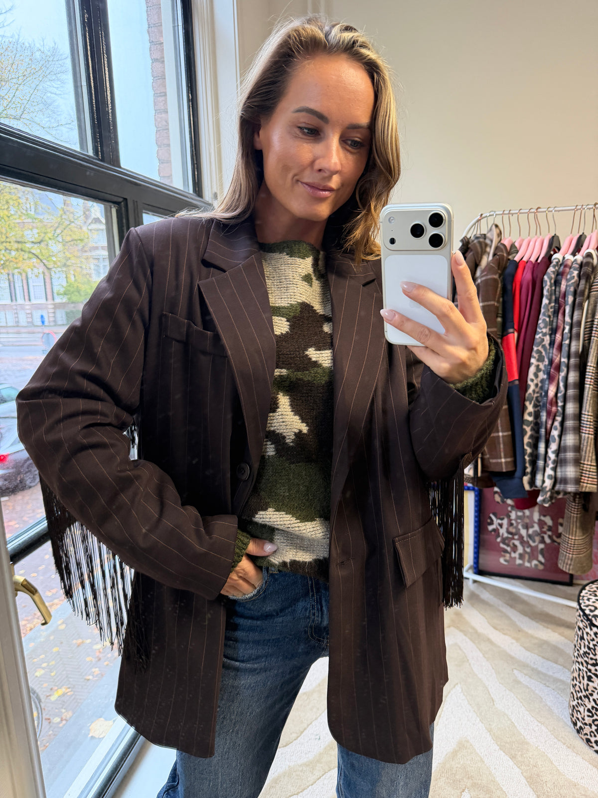 BRUINE KRIJTSTREEP BLAZER MET FRANJES