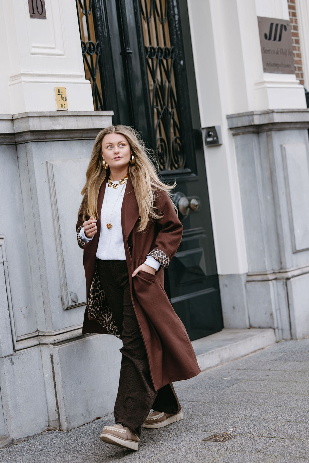 LIZZY MANTEL BRUIN MET PANTER