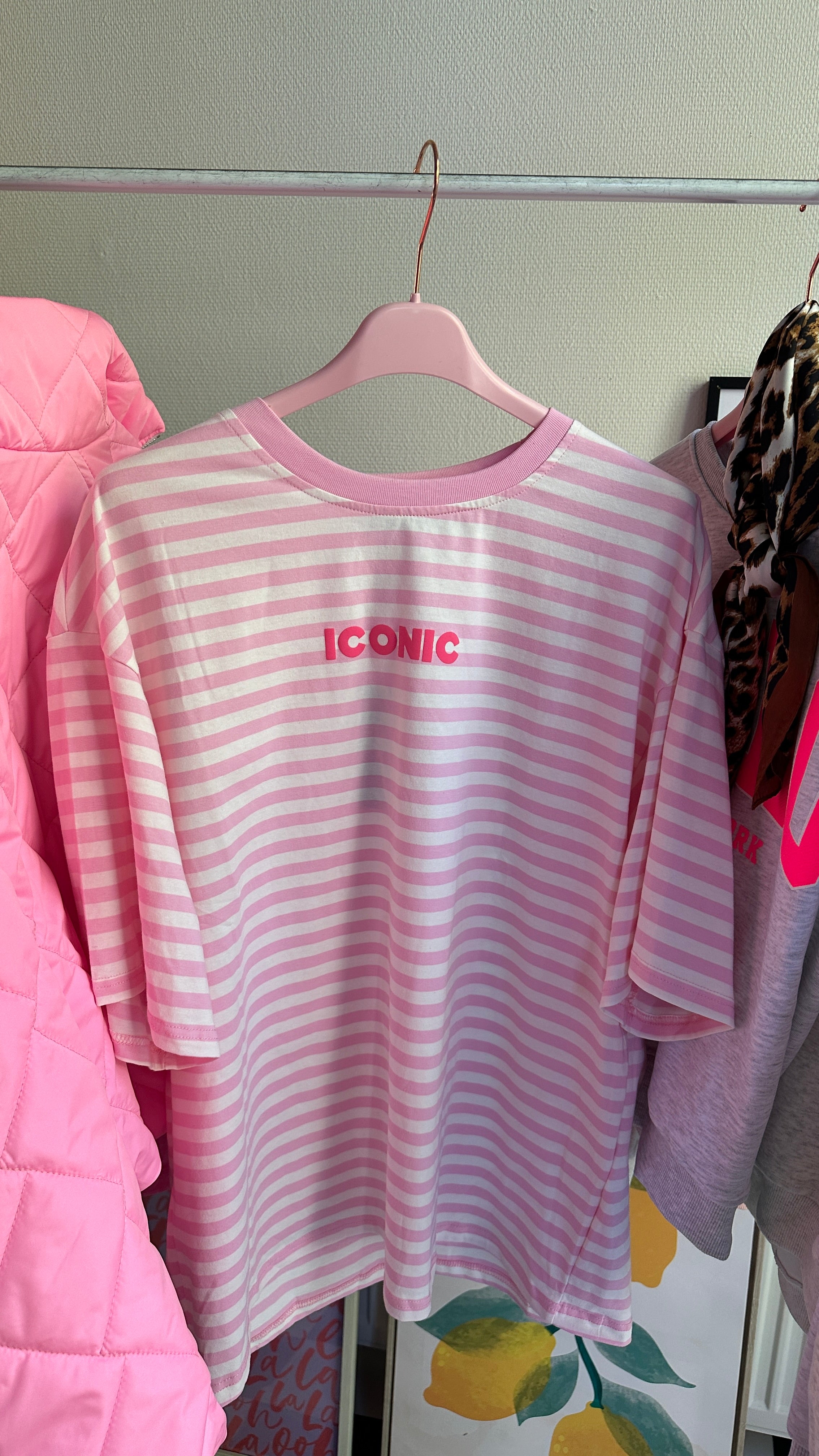 ICONIC GESTREEPT T-SHIRT ROZE MET WIT