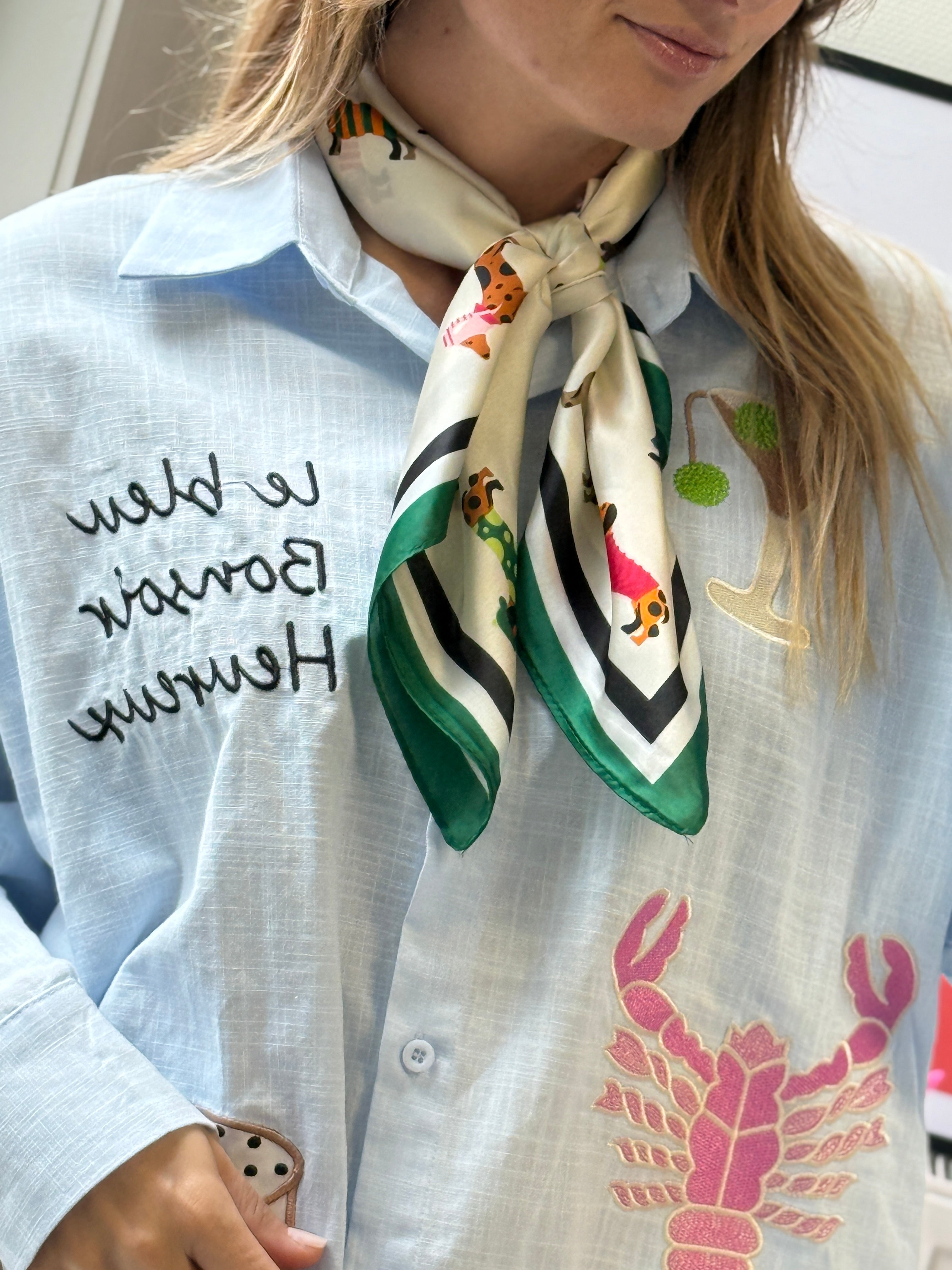SKYE LICHTBLAUWE BLOUSE MET PATCHES