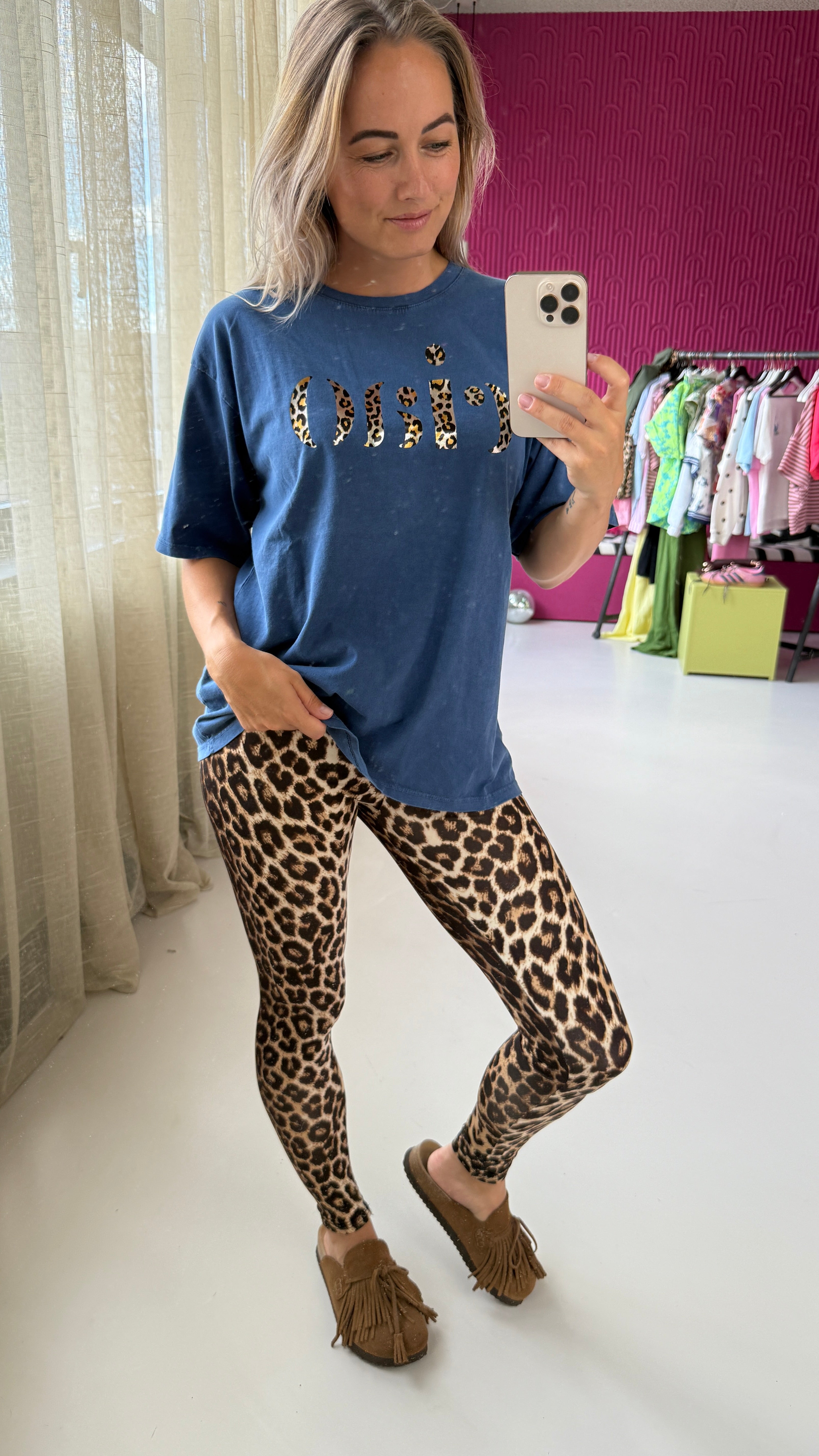 T-SHIRT MET PANTER TEKST