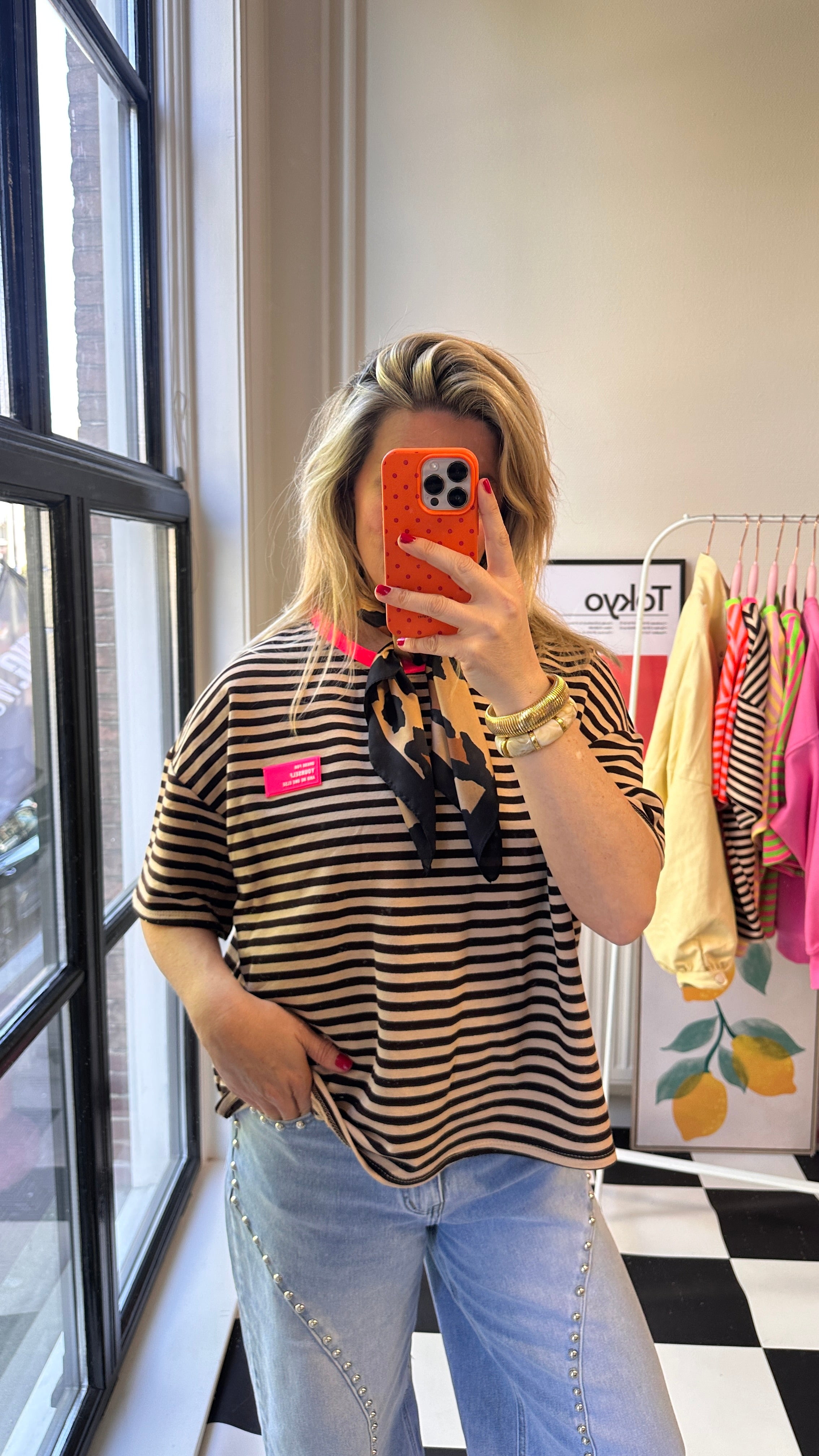GESTREEPT BRUIN/BEIGE T-SHIRT MET NEON ROZE DETAILS