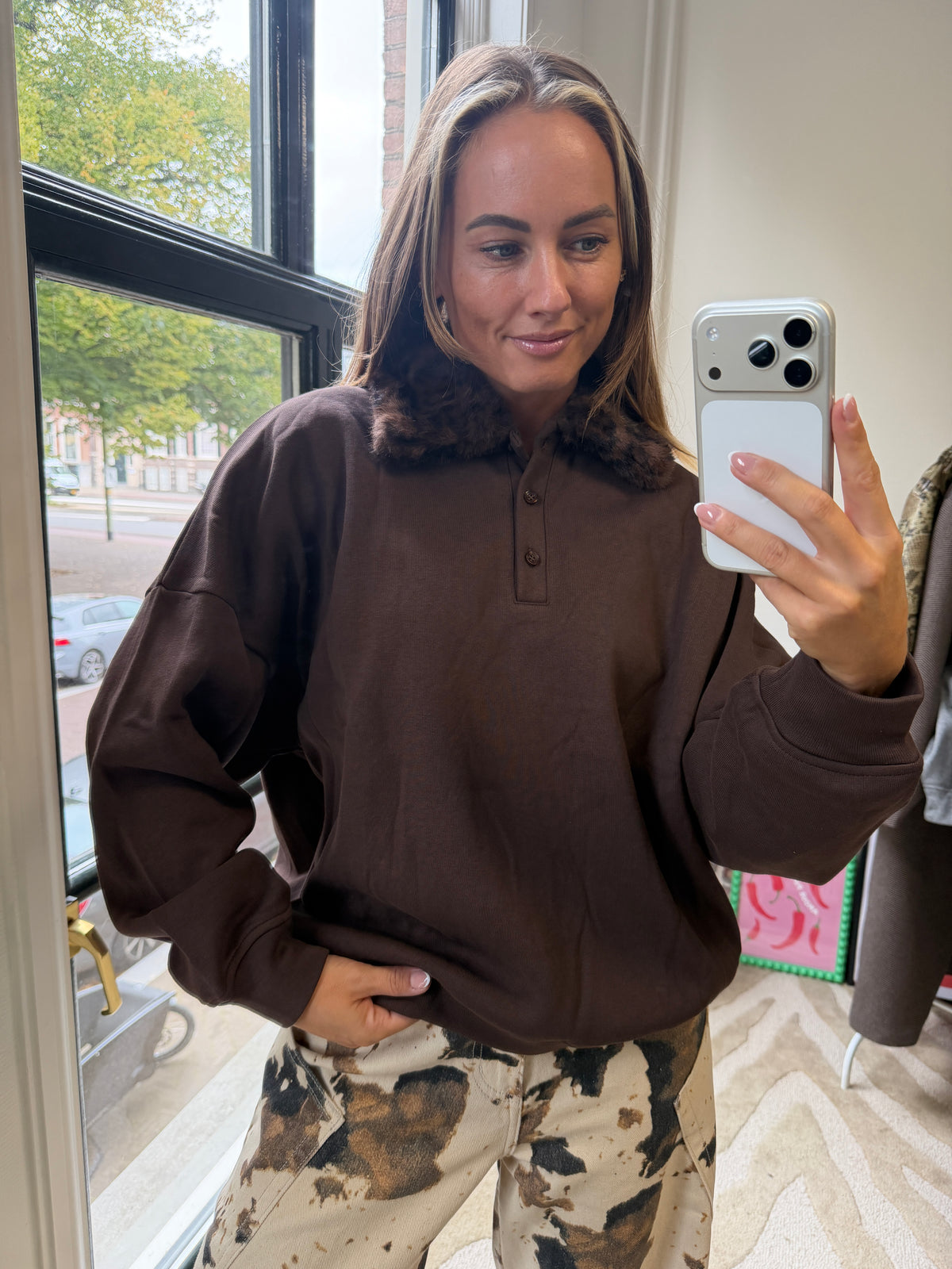 SWEATER MET PANTERKRAAG BRUIN