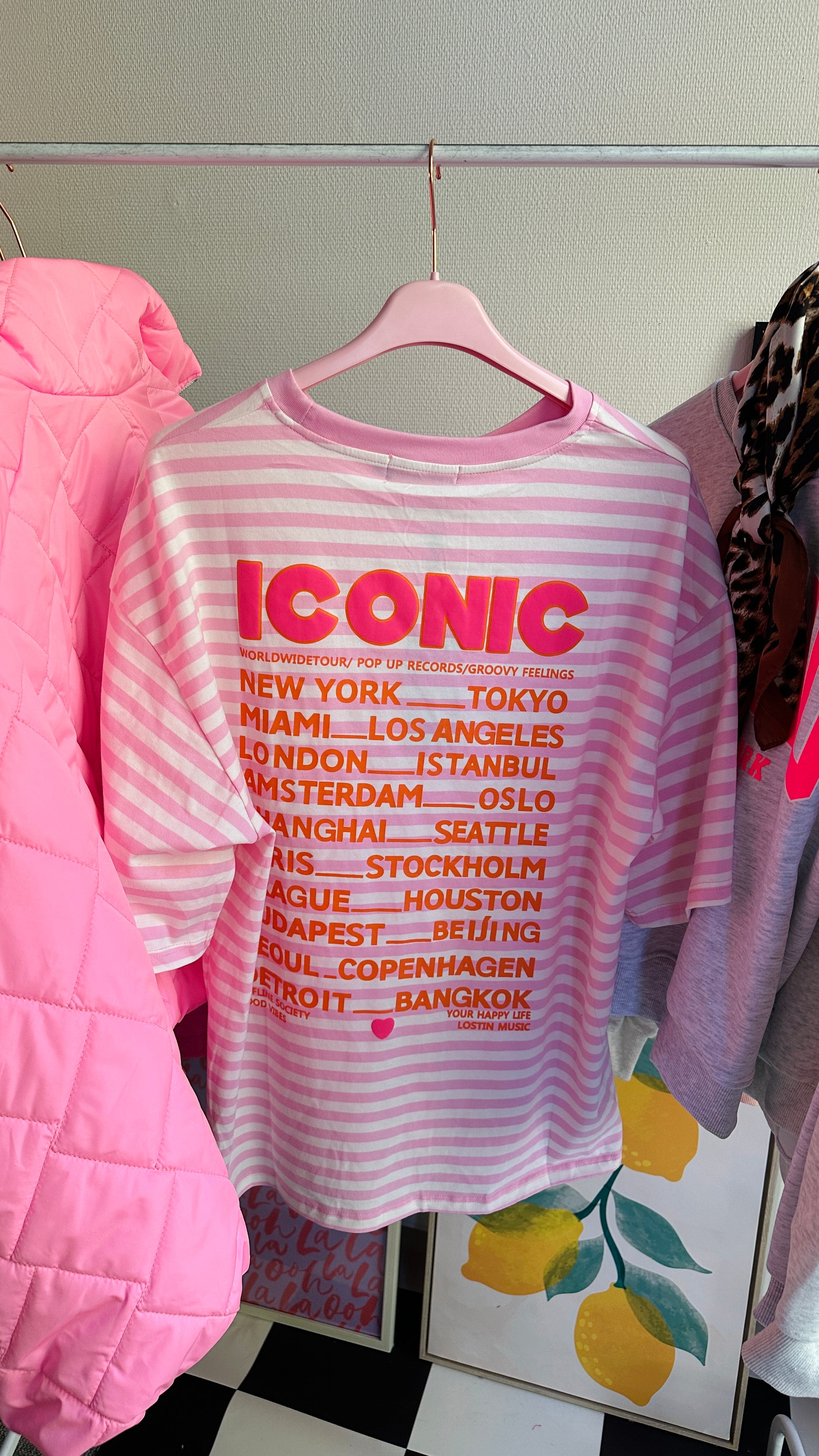 ICONIC GESTREEPT T-SHIRT ROZE MET WIT