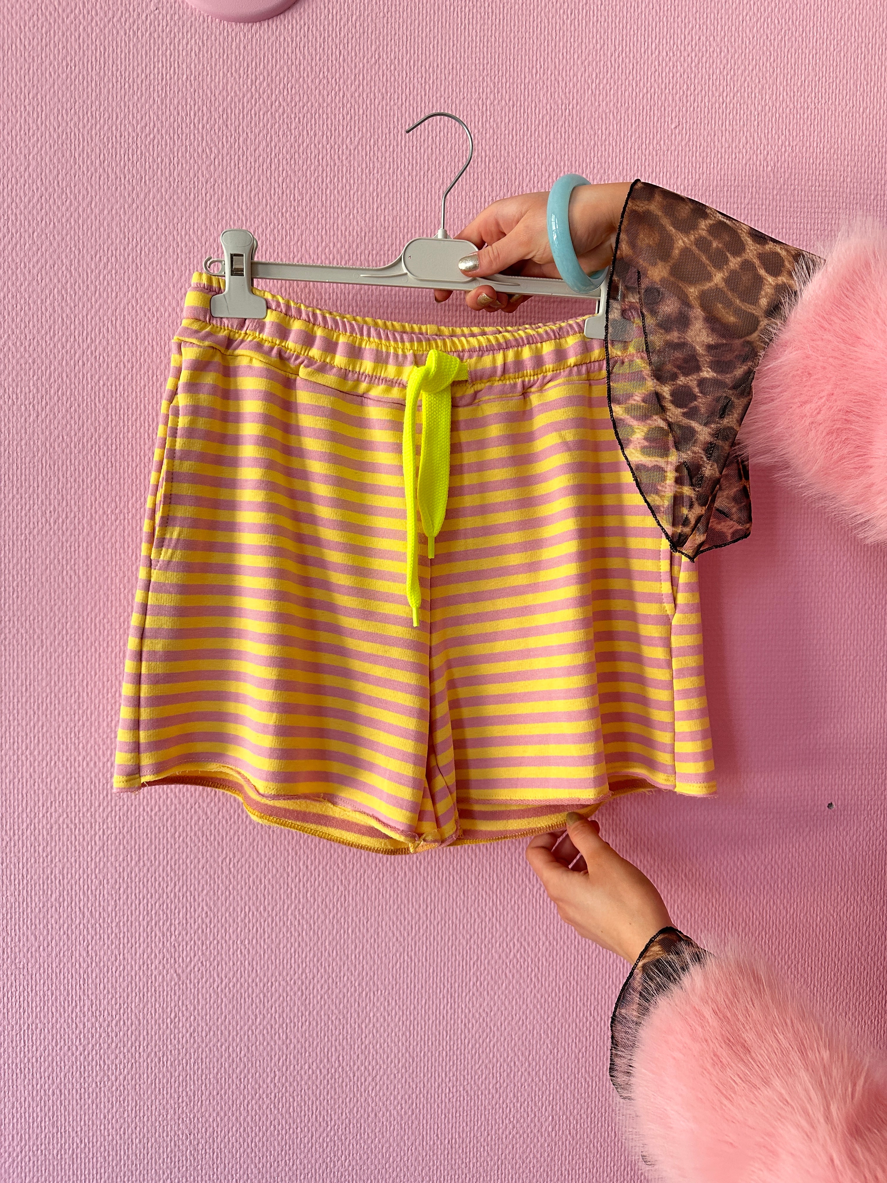 GESTREEPT SHORT ROZE GEEL