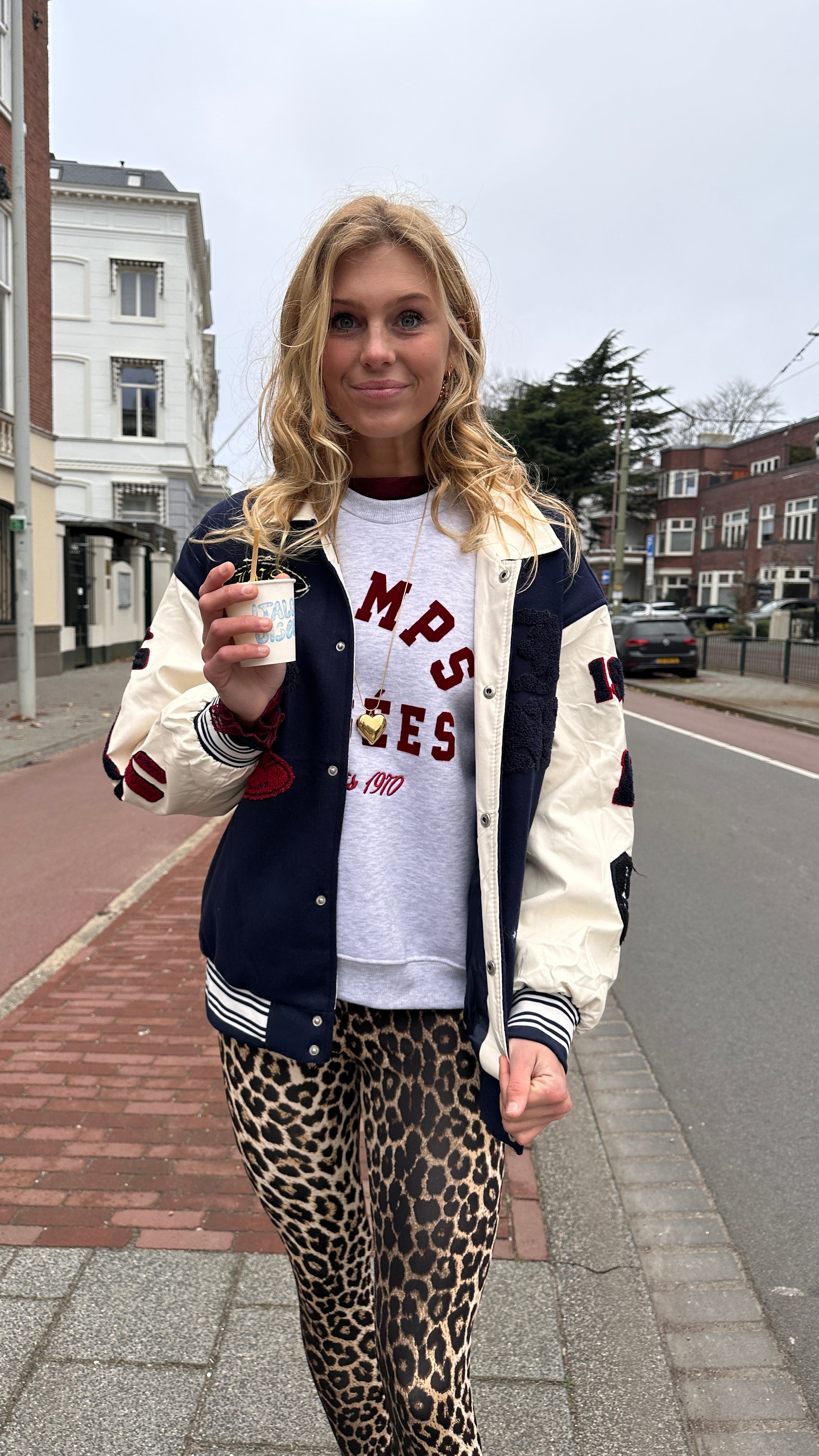 PARIS SWEATER GRIJS met Burgundy letters