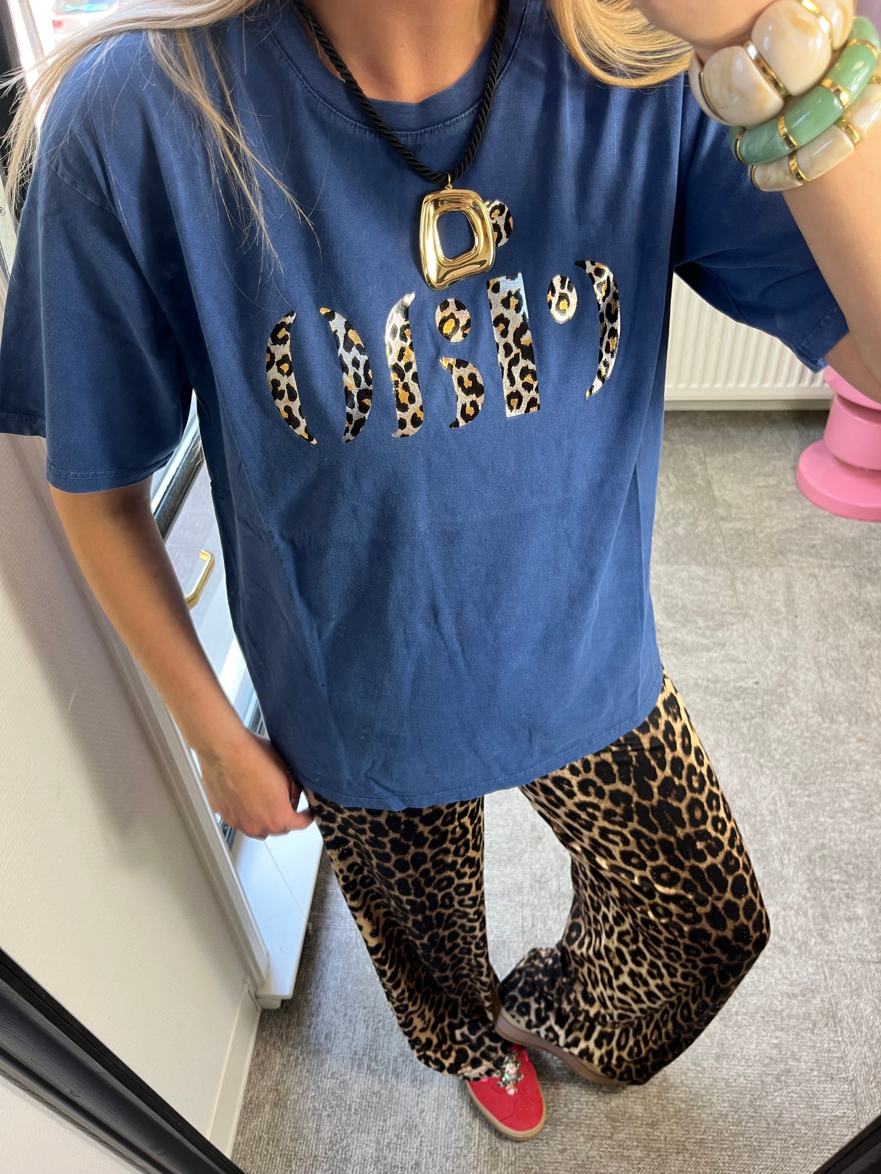 T-SHIRT MET PANTER TEKST