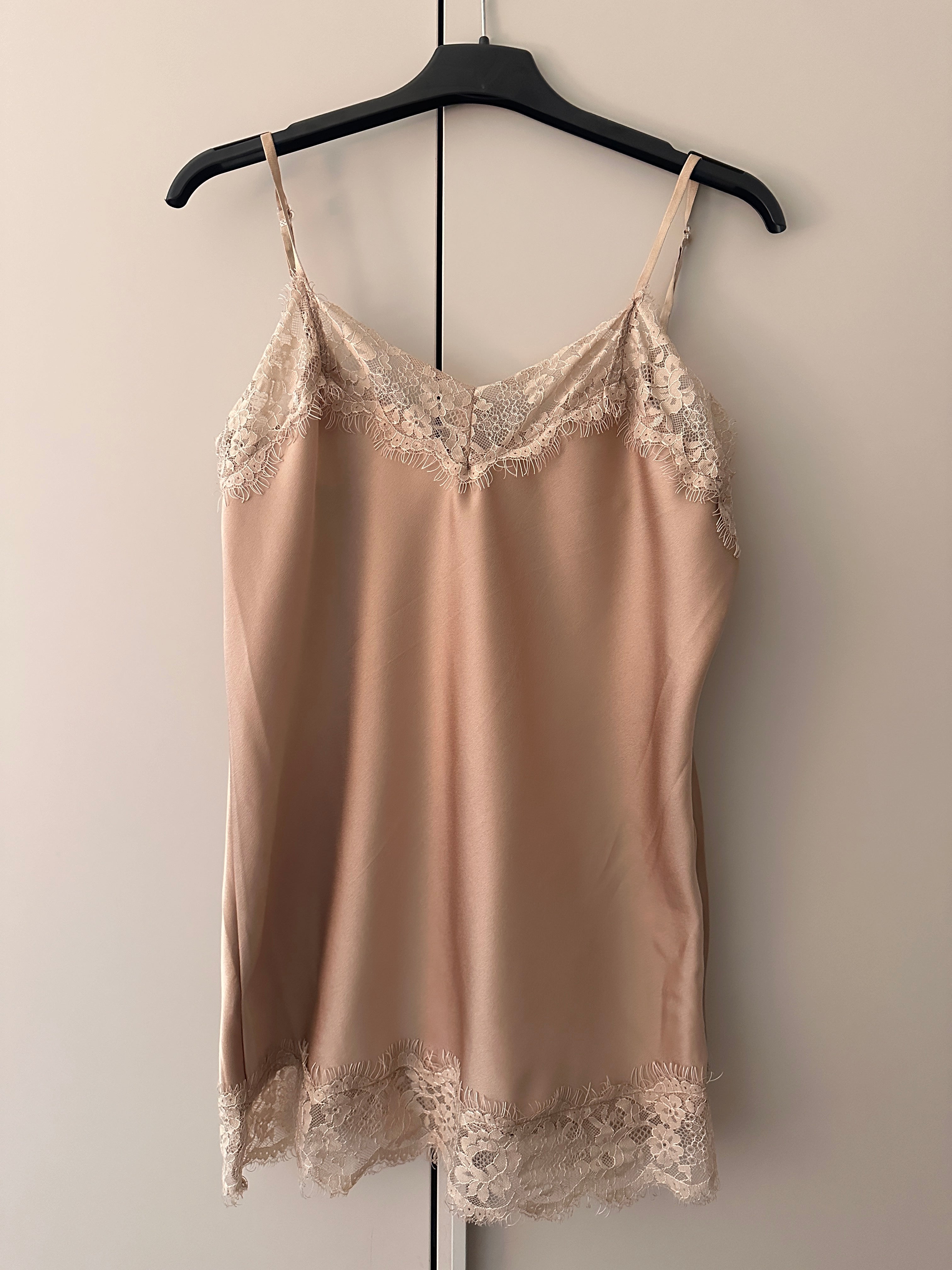 SILK TOP IN LINGERIE STYLE CHAMPAGNE COLOR