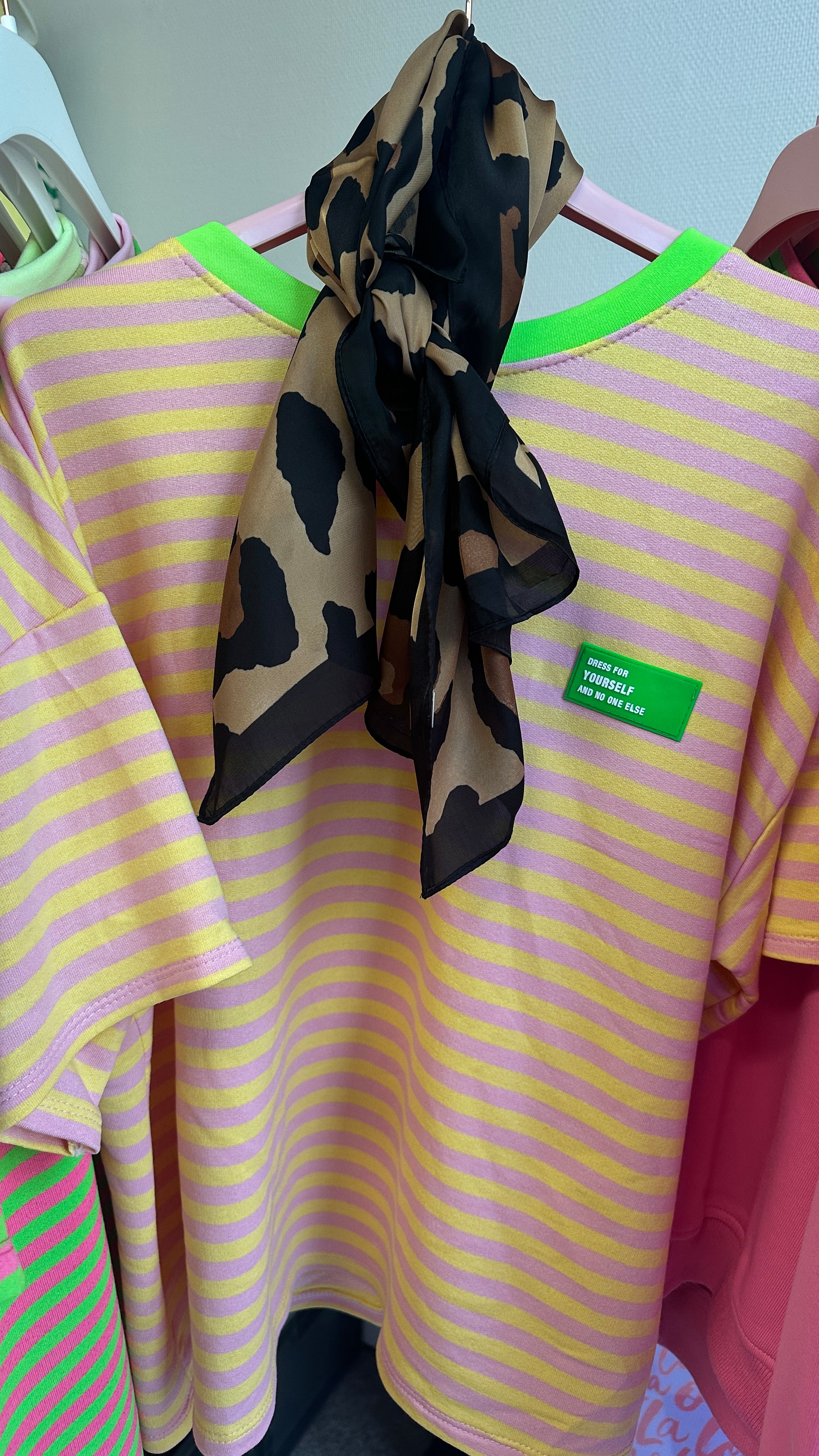 streepjes shirt geel roze met groene details
